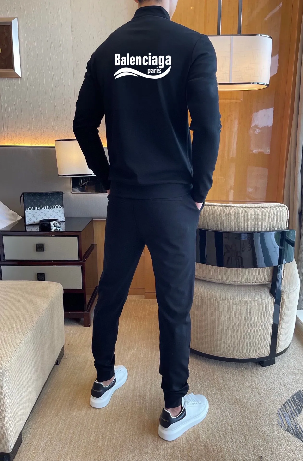 🅿️420 [BALENCIAGA] (Gospel for Fatty) hot-selling suit is coming. Focus on the original version of the official website. 2025 new hot-selling cardigan and sweatshirt suit. The original order is hard to buy🇭🇰. It is the meticulous work of top designers. It has a fitting and perfect upper body effect. All-natural high-quality Roman cotton 100%, close-fitting comfort, noble and elegant! Original hardware embodies elegance and nobility! Counter size: M-5XL (maximum wear up to 220 pounds)