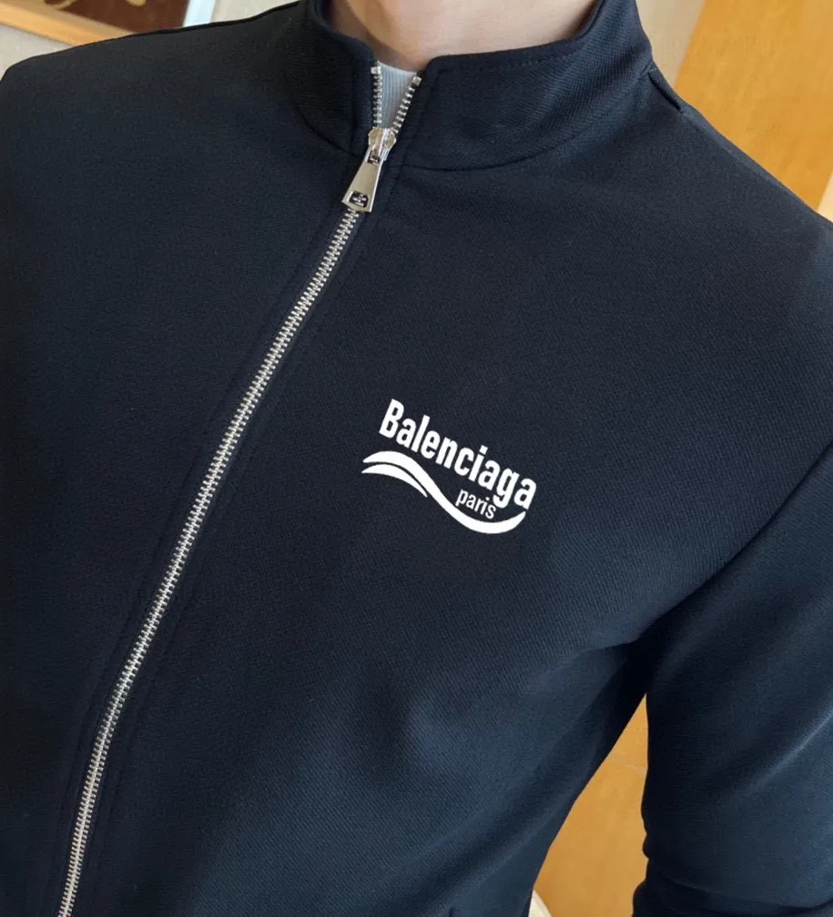 🅿️420 [BALENCIAGA] (Gospel for Fatty) hot-selling suit is coming. Focus on the original version of the official website. 2025 new hot-selling cardigan and sweatshirt suit. The original order is hard to buy🇭🇰. It is the meticulous work of top designers. It has a fitting and perfect upper body effect. All-natural high-quality Roman cotton 100%, close-fitting comfort, noble and elegant! Original hardware embodies elegance and nobility! Counter size: M-5XL (maximum wear up to 220 pounds)