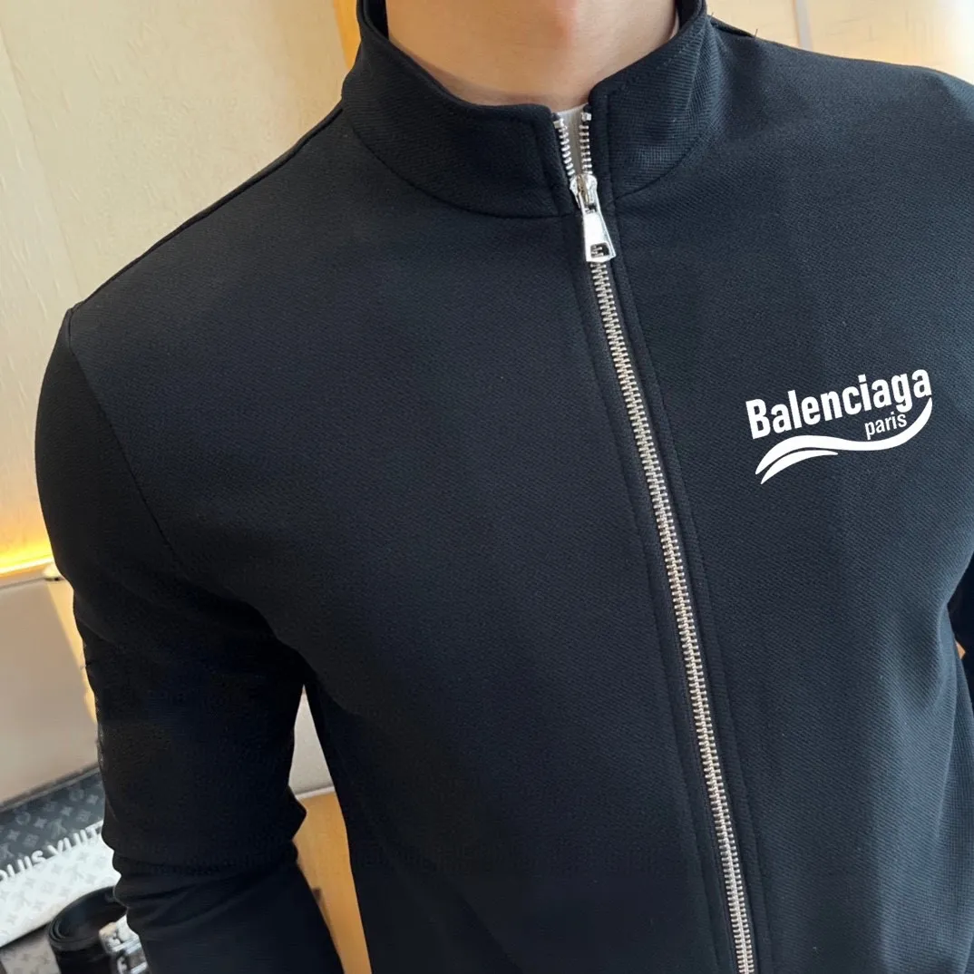 🅿️420 [BALENCIAGA] (Gospel for Fatty) hot-selling suit is coming. Focus on the original version of the official website. 2025 new hot-selling cardigan and sweatshirt suit. The original order is hard to buy🇭🇰. It is the meticulous work of top designers. It has a fitting and perfect upper body effect. All-natural high-quality Roman cotton 100%, close-fitting comfort, noble and elegant! Original hardware embodies elegance and nobility! Counter size: M-5XL (maximum wear up to 220 pounds)