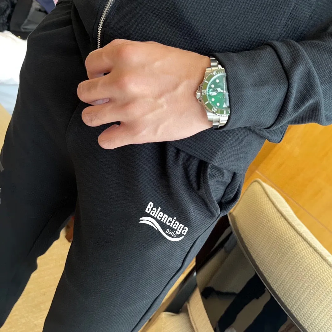 🅿️420 [BALENCIAGA] (Gospel for Fatty) hot-selling suit is coming. Focus on the original version of the official website. 2025 new hot-selling cardigan and sweatshirt suit. The original order is hard to buy🇭🇰. It is the meticulous work of top designers. It has a fitting and perfect upper body effect. All-natural high-quality Roman cotton 100%, close-fitting comfort, noble and elegant! Original hardware embodies elegance and nobility! Counter size: M-5XL (maximum wear up to 220 pounds)