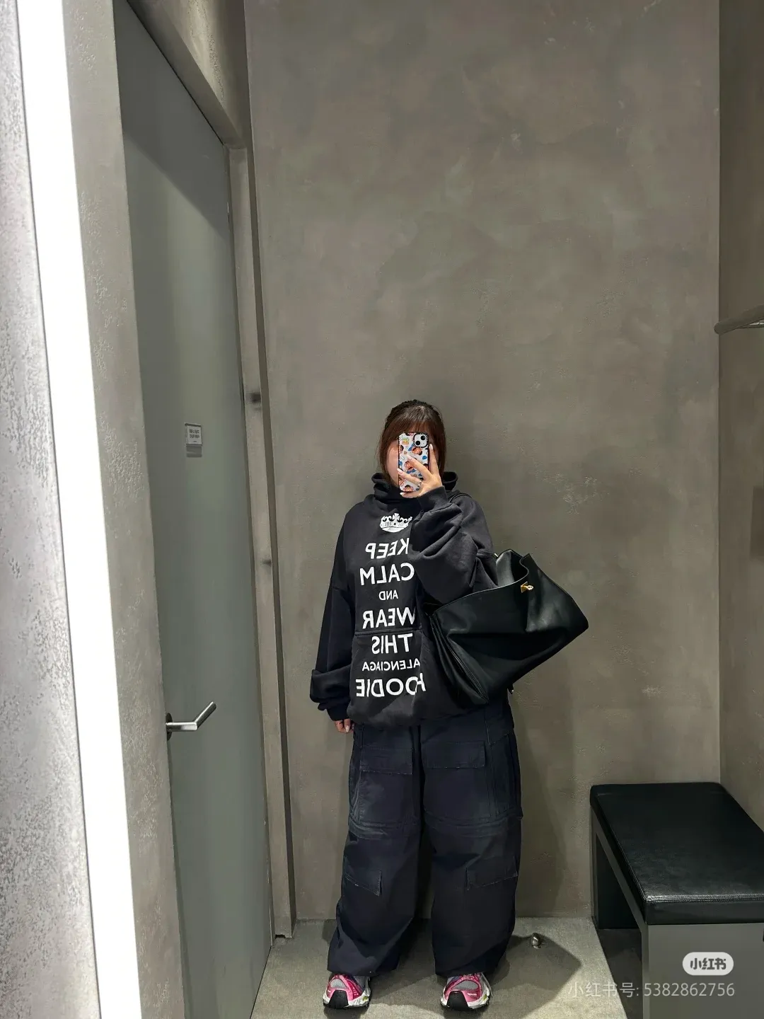 ♻️💯Reference model picture of the upper body❤️Top version of Balenciaga's new Balenciaga BLCG 24AW autumn and winter style crown ✅No.1 quality in this market Real ceiling quality ✅All original development drawings pay attention to details to avoid stolen pictures from merchants ✅Correct 450g custom-woven and dyed 100% cotton double yarn compact cotton fabric ✅Imported Conley direct-injection printing color ZP consistent ✅Letter cracking process, clear and firm, no hand feel ✅Ready-made garments washed and distressed Overweight craftsmanship, good color fastness, consistent ZP. Let me explain why mine is a little more expensive than others, 1. It seems to be a simple printing or embroidery, but it is not simple at all. 10000% imported machine restoration is not just a lip service. You are welcome to compare with peers. 2. Each model is produced by the company. The details of the workmanship and fabrics are consistent with the original ones. There is no color difference between the details and the counters. Reproduction is not terrible. Whoever is fake is embarrassed. It’s not shameful to make a replica, it’s shameful if you can’t buy the correct version if you make a replica.  3. Note that the threaded collars are all original collars of certain countries and regions, with high wrapping. The width of the neckline and cabinets are accurate to the millimeter. Thick necklines are not easy to deform. The collars of high-end products are all restored cabinets. They are different from the big collars in the world. Ordinary garbage short-sleeves are printed with a print. The clavicle of the upper body is exposed. Please be patient. Customers who have bought genuine products or have seen genuine products will come back to place orders again. This is quality. This is quality. 4. Different styles of washed wheat main wheat, including imported wheat, have different colors and codes. Really restore the counter. As we all know, Balenciaga's collar labels in each quarter have different English or different colors. This distinguishes fast food from the world's same-colored main wheat washed wheat. 5. Pay attention to the workmanship. The stitching at the neckline has no folds, smooth and natural without overlapping lines, and truly restores this. This is something that many people cannot do. 6. The fabric is made of 450g Paris-specific double yarn. No one can make better fabrics than my family. There's really no way to compare it with the ordinary version on the market. Respect it. It's genuine and costs thousands of dollars anyway. Don't go wrong with the quality of street stall products. 7. The workmanship is fully restored and the packaging is fully restored. The cost is huge. 8. I guarantee here that this is the highest quality you can find. P: 490 Size: XS-S-M-L (The correct version is very large)