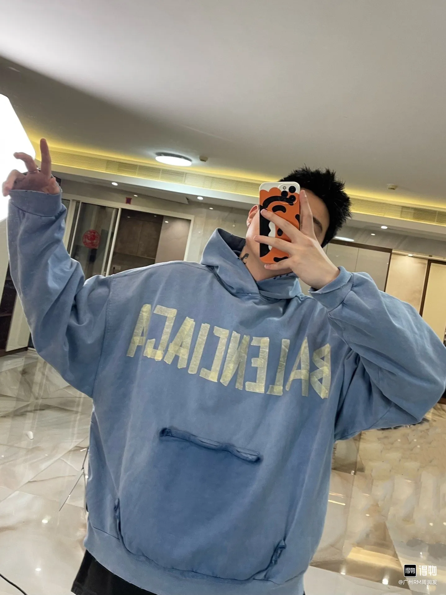 ♻️💯Reference model picture of the upper body❤️Top tested version Balenciaga 23SS haze blue textured paper printed letters double-sided Logo hooded loose hooded sweatshirt This hoodie has a very interesting and cute design. The kangaroo pocket on the front of the large body is a reverse cut design. The double side pockets are hollow, which means that when viewed from the front, it actually deceives your vision. The real pockets are sewn on the terry bottom on the back, which is time-consuming and labor-intensive. But it is the core theme that cannot be ignored in the entire hoodie. The same details include hemming stitching and hole processing on both sides of the pockets; 480g heavy-weight pure cotton fabric with fine and small terry on the bottom. After heavy mud dyeing and washing, the fabric still has a thick foundation and is comfortable and soft. The front and back are double-sided textured paper transfer LOGO and the front and back are printed in different colors. The loose and large dropped shoulder design is suitable for both men and women. This style is also very suitable for girls. It is easy to create a lazy and casual street feel of the United States and France; many parts of the body have been hand-grinded with holes. Traces of muddying can be seen on the neckline, shoulder line, and side cuff splicing, but the visual transition is natural and soft without any dirty feeling. The old effect of the entire hoodie is excellent. The cuff threads are custom-woven in color; the packaging is master-washed and customized. From short-sleeves to sweatshirts, this style is definitely not to be missed Color: Mud-dyed custom-woven ocean blue Size: XS-S-M (Can be worn by men and women, OS loose shoulders) P:510