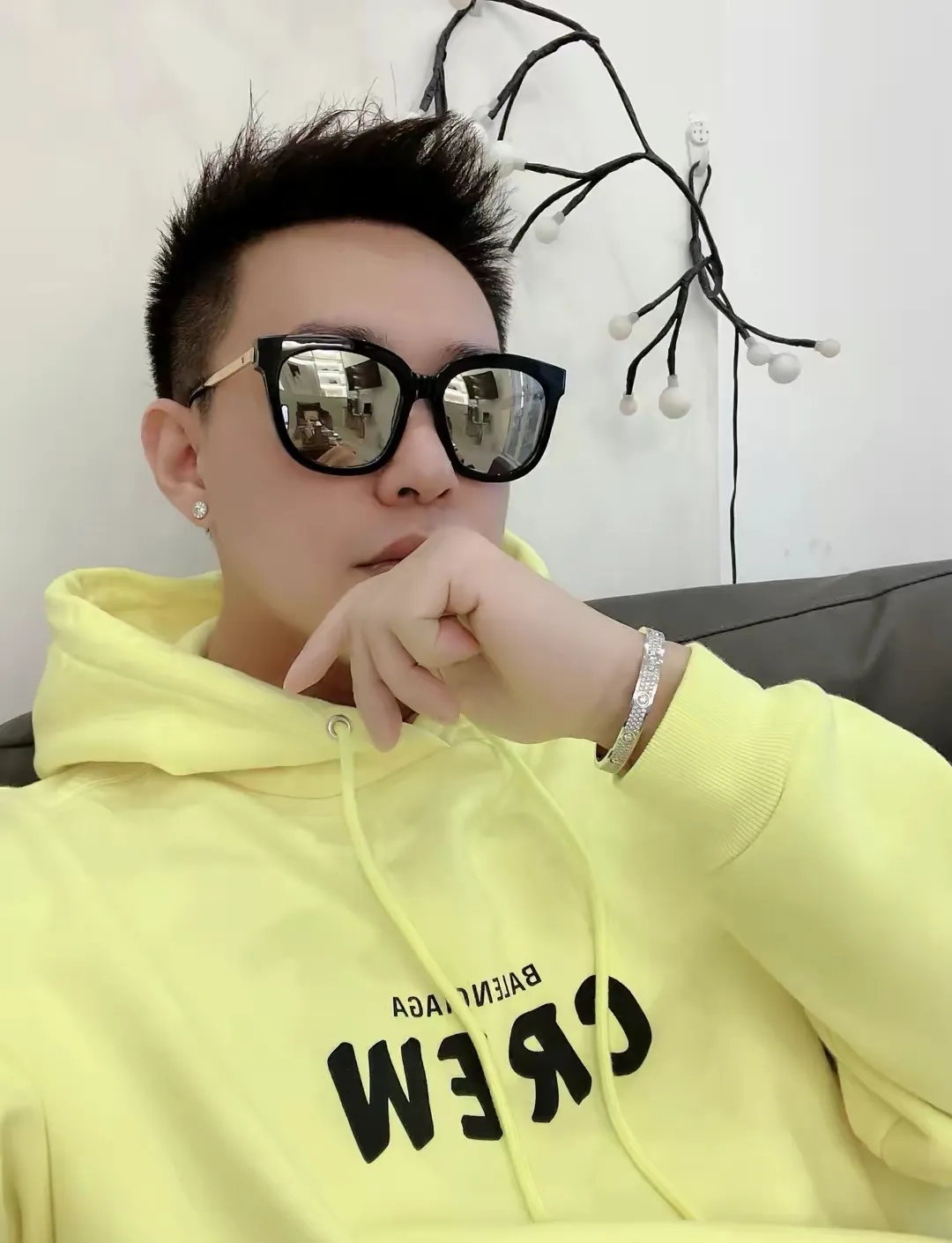 ♻️💯Upper body reference model picture❤️The top tested version BALENCIAGA Balenciaga CREW staff limited edition for male and female couples star autumn and winter pure cotton hoodie sweatshirt hooded As a Balenciaga 20th anniversary employee limited short-sleeve, full of Parisian feelings, highly recommended! ! The letters on the chest are also very simple and elegant, and the shape is super OS. The whole dress has been washed, and the 480g combed cotton terry fabric is very textured and you can touch it! High-definition imported glue and high-coverage screen printing on the chest, the dots are very precise. Color: Peach Pink Lemon Yellow Black White Size: XS-L P:430