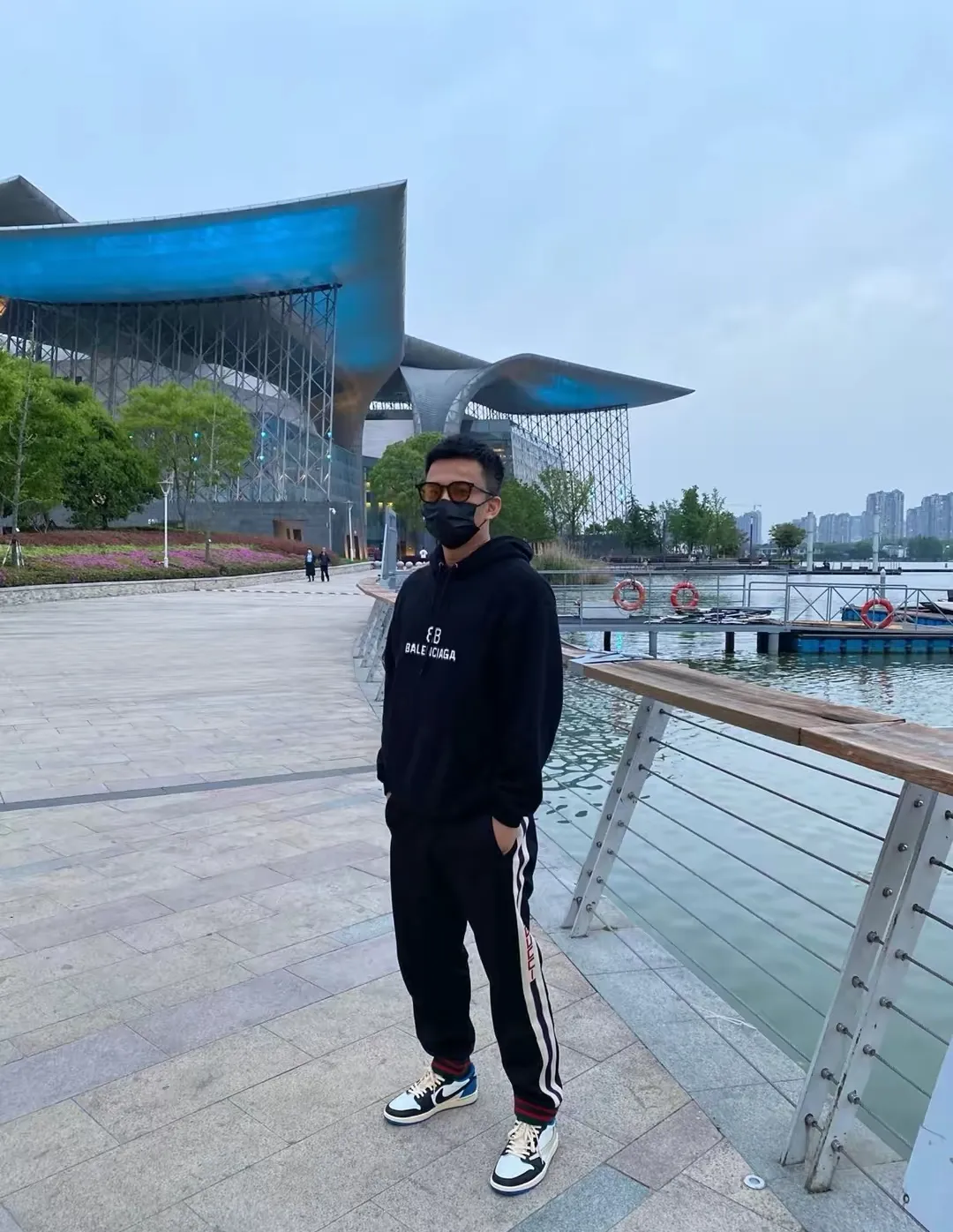 ♻️💯Upper body reference model picture❤️Spring and autumn top-notch proven version Balenciaga BALENCIAGA 22S early spring new fashion hole phantom mosaic blurred letters loose cotton hoodie sweatshirt The fabric is made of 520 grams of composite crystal velvet, with extremely high fabric density. The chest is printed with digital direct-injection printing, which creates a dizzy effect of fuzzy mathematical patterns. It restores the hazy gradient phantom printing of the English "Balenciaga" on the chest without any difference. The floral gray is a yarn-dyed fabric, and the yarn is dyed first and then woven. Feel free to compare.  Color: black white Size: XS-L (maximum wear: 230 pounds) P: 460