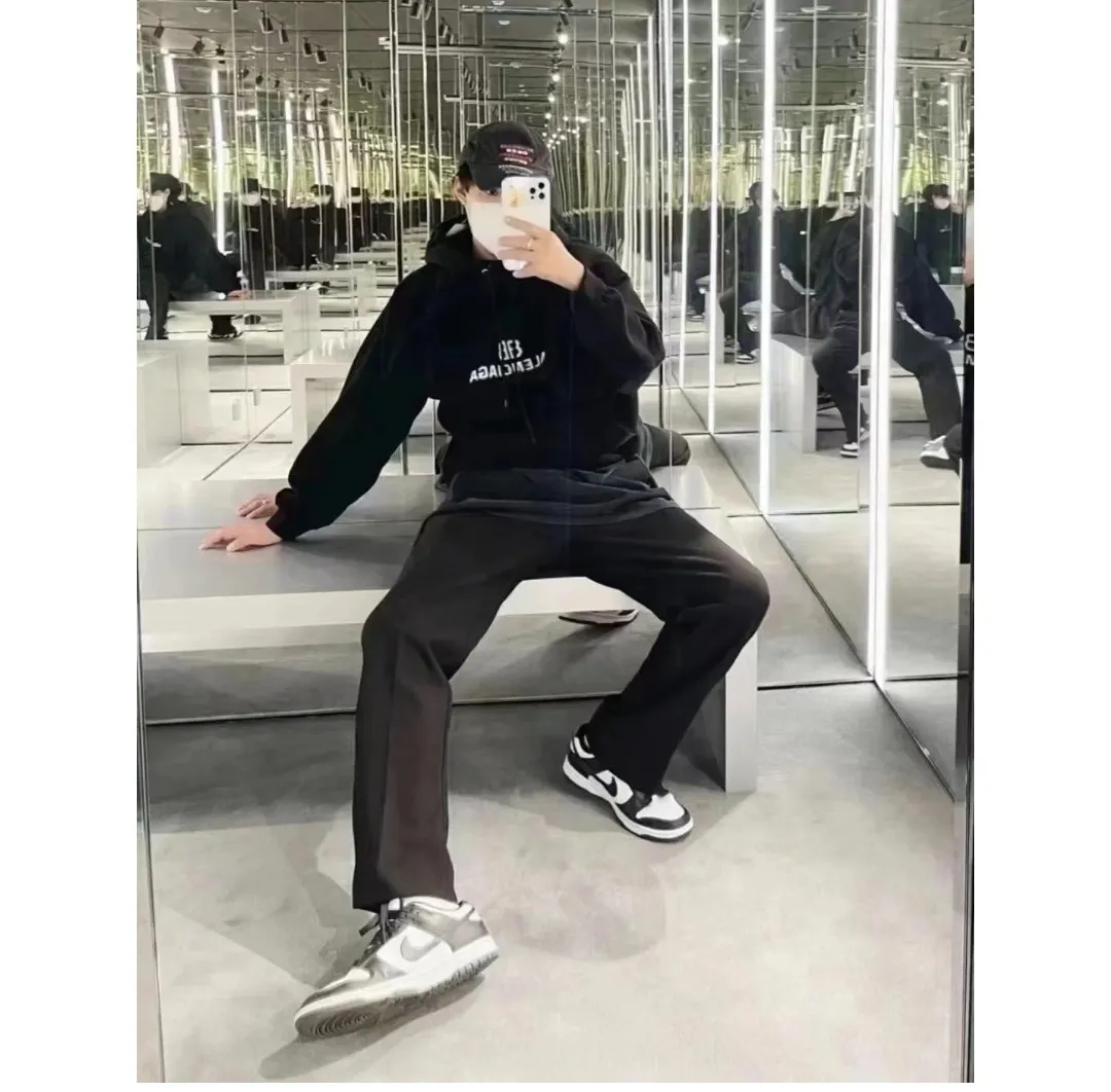 ♻️💯Upper body reference model picture❤️Spring and autumn top-notch proven version Balenciaga BALENCIAGA 22S early spring new fashion hole phantom mosaic blurred letters loose cotton hoodie sweatshirt The fabric is made of 520 grams of composite crystal velvet, with extremely high fabric density. The chest is printed with digital direct-injection printing, which creates a dizzy effect of fuzzy mathematical patterns. It restores the hazy gradient phantom printing of the English "Balenciaga" on the chest without any difference. The floral gray is a yarn-dyed fabric, and the yarn is dyed first and then woven. Feel free to compare.  Color: black white Size: XS-L (maximum wear: 230 pounds) P: 460