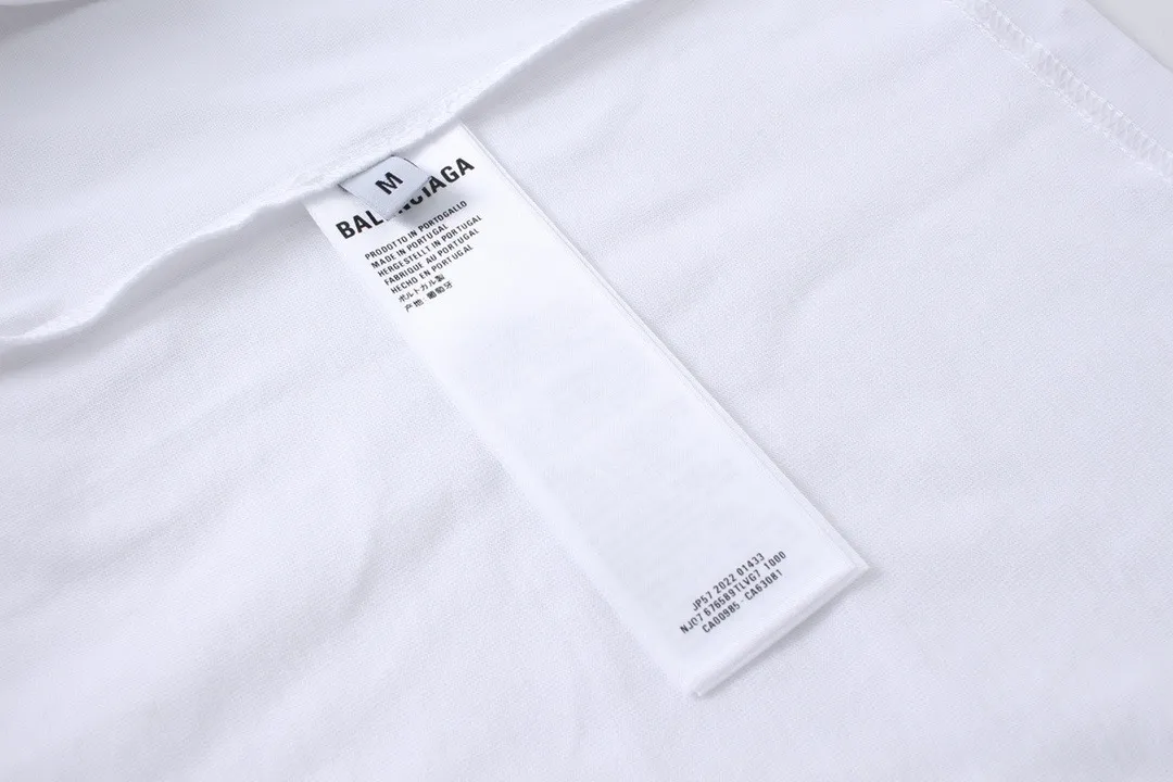 🅿️200 real photos [Top version. Official website quality] BALENCI*GA/Paris BALENCI*GA# 2024 spring and summer new style, printed with classic LOGO collection long-sleeved T-shirt. 2024 spring and summer new product. Brick cabinet synchronization. Welcome to compare. The fabric is made of Paris ZP custom-woven and dyed 100% cotton double yarn compact cotton. The weight is 260 grams, the cloth surface is clean, the cloth texture is clear, soft and comfortable. The color fastness is good. It is not easy to change color. The threads are woven and dyed with no color difference. The printing uses imported environmentally friendly rubber paddles, precision stencils, fine LOGO letters, clear letters, no burrs, and a three-dimensional effect. Restore brick cabinet. The version adopts OS loose shoulder style. Same style for men and women. Code: BL225005 Color: black, beige, pink, smoky gray, white Size: XS S M L