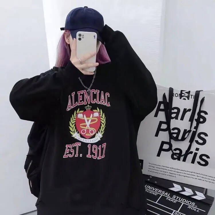 ♻️💯Upper body reference model picture❤️Top tested version Balenciaga Balenciaga logo printed EST 1917 knitted T-shirt 2022 new style autumn and winter hoodie sweatshirt for men and women. The process adopts Kangli printing cracking effect. This crack is not a line pattern, but a three-dimensional burst pattern. How many versions on the market are based on pictures? Just make pictures, not craftsmanship? Without a version, it would be impossible to create the original flavor, and it would be almost pointless to brag! The front panel printing glue bursting effect uses imported transparent slurry to scrape the bottom to make the printing bursting feel uniform. (PS: If this process is missing, the printing will easily fall off in large areas after cracking) The fabric is made of 520g composite crystal velvet fabric, which is full of drape, loose and good on the skin. Color: black white Size: XS-L (maximum wear: 230 pounds) P:490