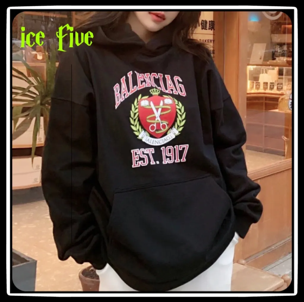 ♻️💯Upper body reference model picture❤️Top tested version Balenciaga Balenciaga logo printed EST 1917 knitted T-shirt 2022 new style autumn and winter hoodie sweatshirt for men and women. The process adopts Kangli printing cracking effect. This crack is not a line pattern, but a three-dimensional burst pattern. How many versions on the market are based on pictures? Just make pictures, not craftsmanship? Without a version, it would be impossible to create the original flavor, and it would be almost pointless to brag! The front panel printing glue bursting effect uses imported transparent slurry to scrape the bottom to make the printing bursting feel uniform. (PS: If this process is missing, the printing will easily fall off in large areas after cracking) The fabric is made of 520g composite crystal velvet fabric, which is full of drape, loose and good on the skin. Color: black white Size: XS-L (maximum wear: 230 pounds) P:490