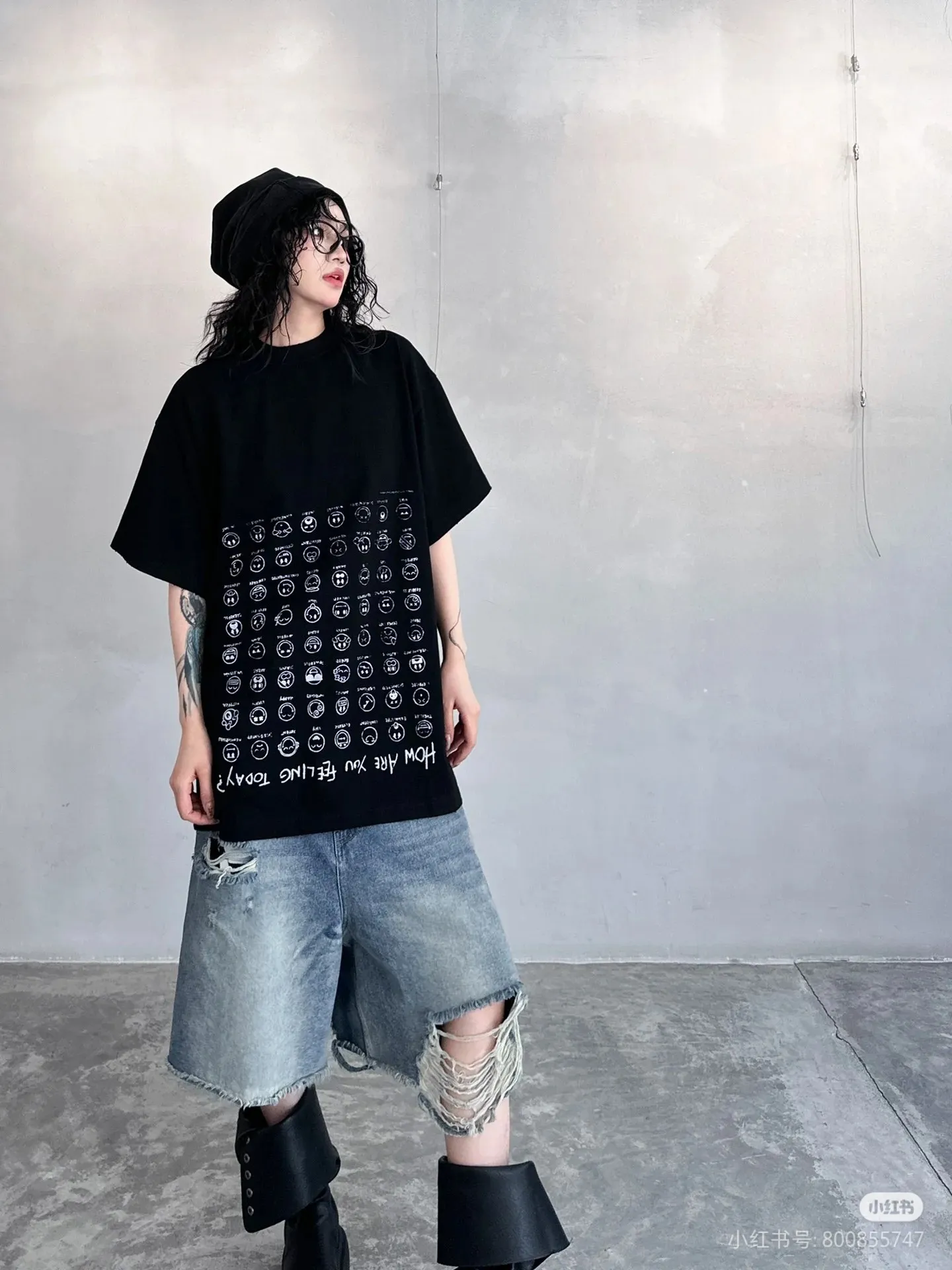 ♻️💯Refer to the model picture for the upper body❤️The top version of Balenciaga's creative smiley emoticon direct-printed round neck short-sleeved T-shirt. Purchase the original pattern and make a sample. Compare the original fabric, version, and details. Fabric: Made of 100% pure cotton fabric and imported cotton yarn. Soft, skin-friendly and non-irritating.  Craftsmanship: The clothing is a front-shoulder version, and all pieces are cut one-to-one by professional masters. Details: All accessories are genuine one-to-one custom-made and fully equipped, including the buttons on the front of the clothing.  Purchase the original benchmarking details fabric, high version, heavy weight 320g double yarn pure cotton fabric, color: black, white, code number: XS S M L P: 290