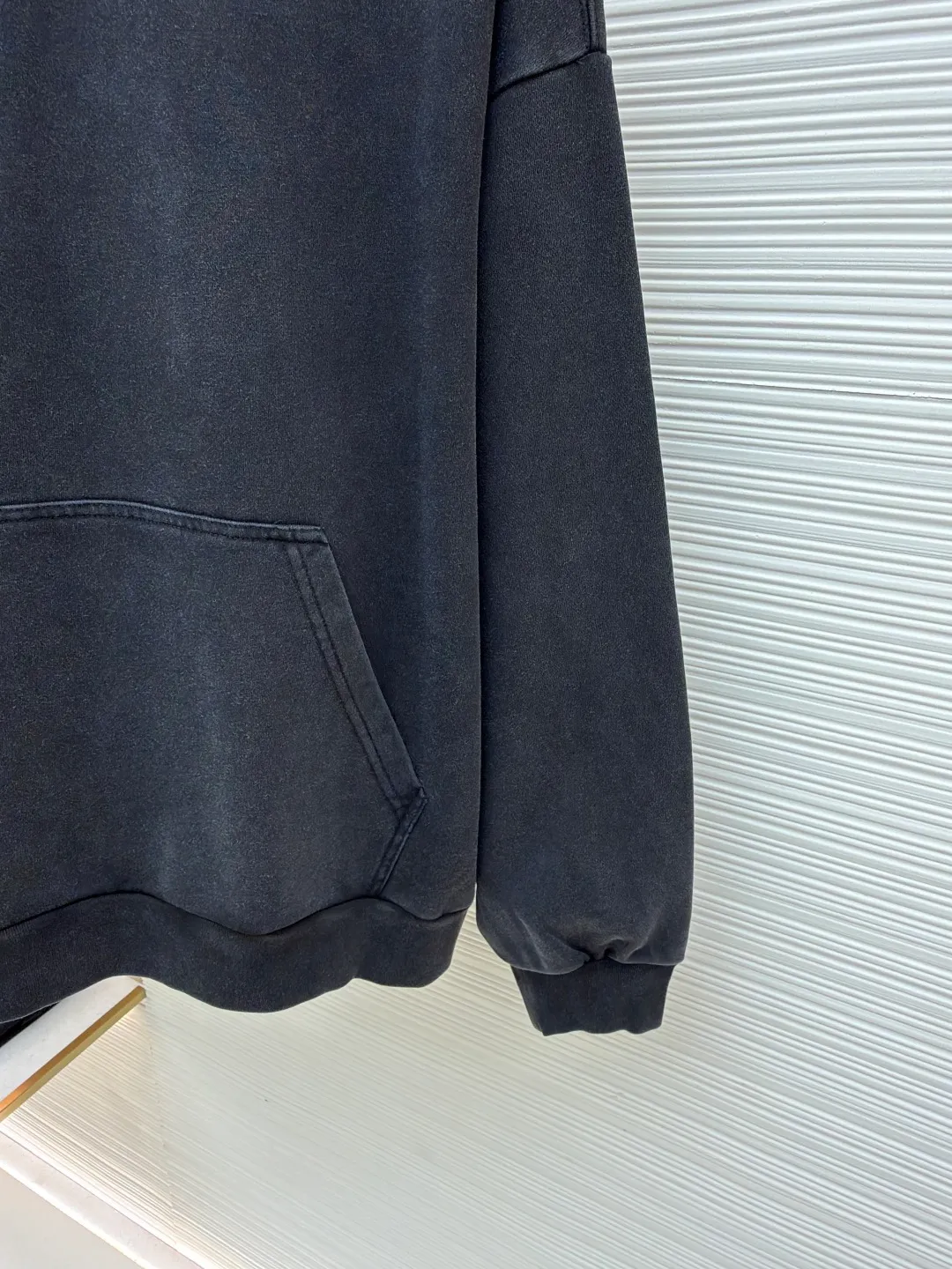 Balenciaga back embroidered hooded sweatshirt ●Original version: Purchased and developed for 8300 ●Item number: 1681568-A65 ●Fabric: Premium pure velvet soft fabric ●Technology: Embroidery production ●Color: Black and gray ●Version: Loose version ●Weight: about 810 grams ●Size: S-M-L-XL ●Description: Customized premium pure velvet soft fabric with delicate hand feel and comfortable skin-fitting color, with unique faded black as the main color Mysterious and charming. The minimalist and exquisite Balenciaga Back embroidery art on the chest is embellished. It is a concrete expression of the brand's soul. The back panel is deconstructed with Balenciaga Back embroidery into a flowing visual storm. The most traditional red is used to embroider the most uninhibited soul. Drawstring hood design. Artists walking at the forefront of fashion use every outfit to outline their own fashion picture, using imported machine embroidery technology and using advanced computer control systems and precision mechanical components to realize Balenciaga. The back embroidery operation has high precision. The lines are smooth and thin. It adopts the washing and frying process. The special desizing agent is preferred. Then the fabric is soaked in it and evenly sized. After desizing, it is finally rinsed. The workmanship is extremely complicated and the loss is high. The overall wiring is straight and delicate, the fabric is comfortable and soft, and the color is consistent without color difference. It can be matched with the same style to create a fashionable look and control various occasions. Customized accessories, complete with three standards, same style for men and women!