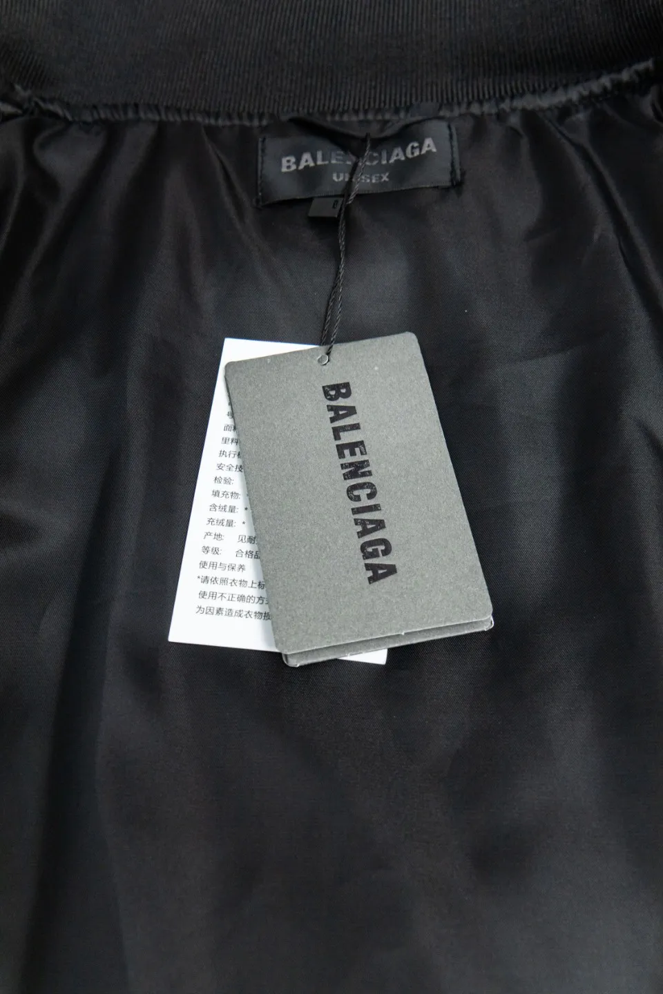 💰600 [Highest Version] Balenciaga / Balenciaga BLCG 24FW half-ring logo embroidered baseball flight cotton jacket Correct version Customized nylon 100% matte nylon fabric 50D memory lining inside 800g composite pearl quilting added to the inside Pilot's classic Alpha Air Force jacket design 3D three-dimensional tailoring process High-density embroidery using Tajima embroidery machine Up to 100,000 needle embroidery Inner bag design on the inside of the clothes, molded custom brand logo snap button, original main mark, washed tag brand packaging, color: black, size: 46/48/50/52, size chart: length, bust, shoulder width Note: There is a difference of 1~2CM due to manual measurement.