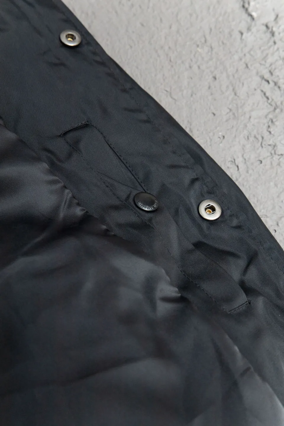 💰600 [Highest Version] Balenciaga / Balenciaga BLCG 24FW half-ring logo embroidered baseball flight cotton jacket Correct version Customized nylon 100% matte nylon fabric 50D memory lining inside 800g composite pearl quilting added to the inside Pilot's classic Alpha Air Force jacket design 3D three-dimensional tailoring process High-density embroidery using Tajima embroidery machine Up to 100,000 needle embroidery Inner bag design on the inside of the clothes, molded custom brand logo snap button, original main mark, washed tag brand packaging, color: black, size: 46/48/50/52, size chart: length, bust, shoulder width Note: There is a difference of 1~2CM due to manual measurement.