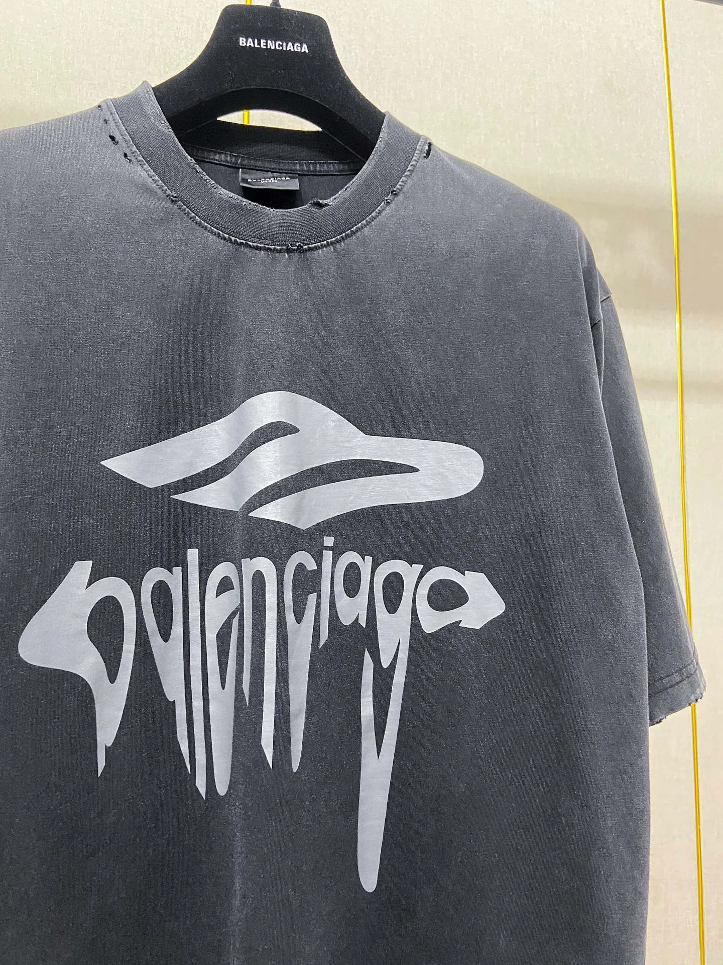 🅿️180 9186# Real photos Top version [[BALENCIA*GA] official website quality Paris new 3M artistic letter LOGO printed short-sleeved T-shirt OS version Loose dropped shoulders Unisex style Fabric: 260g 100% pure cotton double yarn Process: Front printing Garment wash Frayed Distressed Styling Solid color Color: Washed black off-white Size: XS S M L