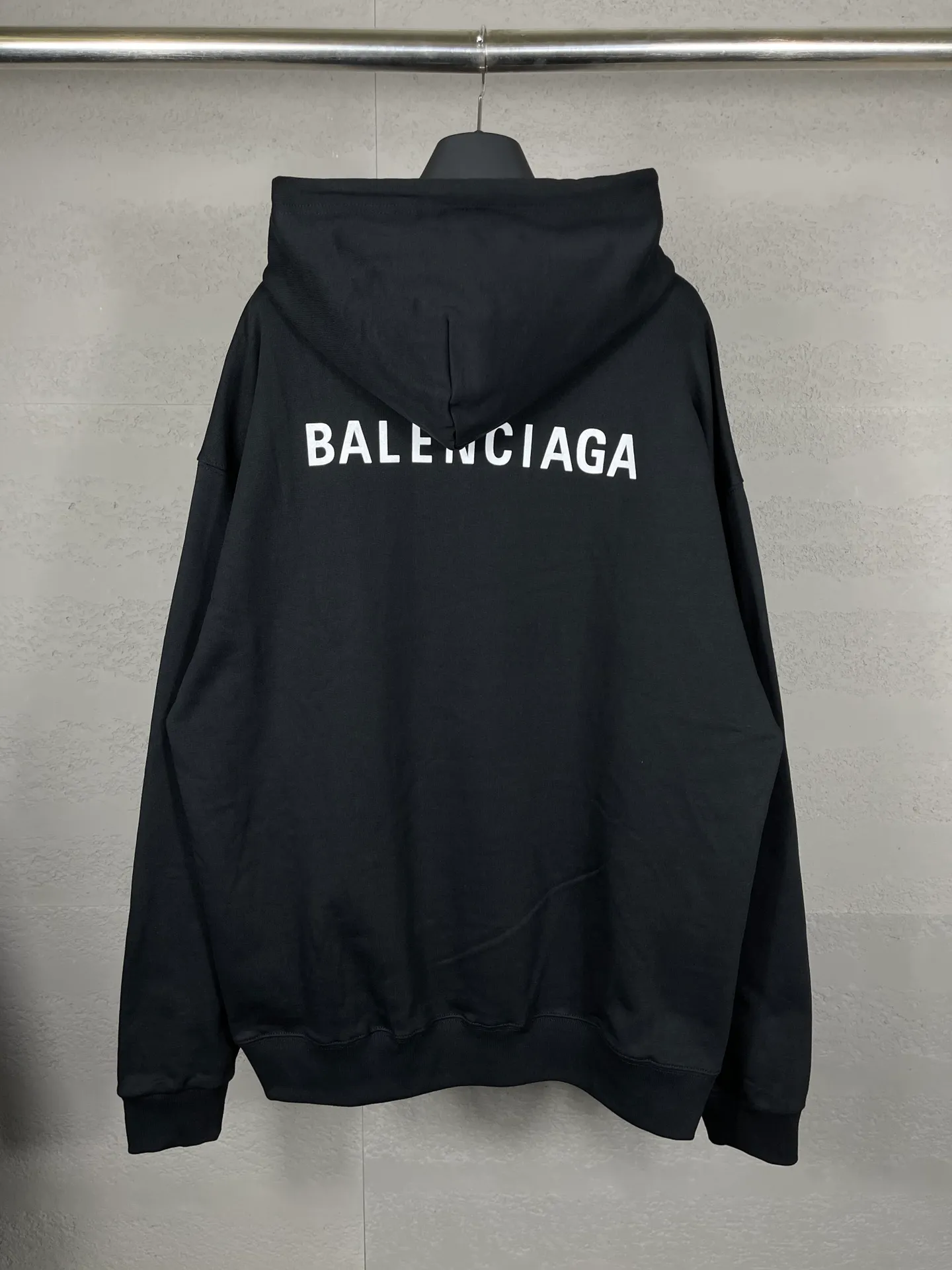🅿️290 real photos [Top version. Official website quality] BALENCI*GA/Paris#Classic style. Classic letter printed hooded sweatshirt on the front and back. Brick cabinet synchronized. Welcome to compare! The fabric is made of Paris ZP custom-woven and dyed cotton terry sweatshirt. The weight is 450 grams. The cloth surface is clean. The cloth pattern is clear, soft and comfortable. The threads are dyed with no color difference. The classic pattern is printed with environmentally friendly imported materials, precision printing screen, the letters are clear, the effect is three-dimensional, and the brick cabinet is restored. The version adopts OS loose shoulder design. Same style for men and women. Coding: BL238026 Color: black, beige, blue Size: XS S M L