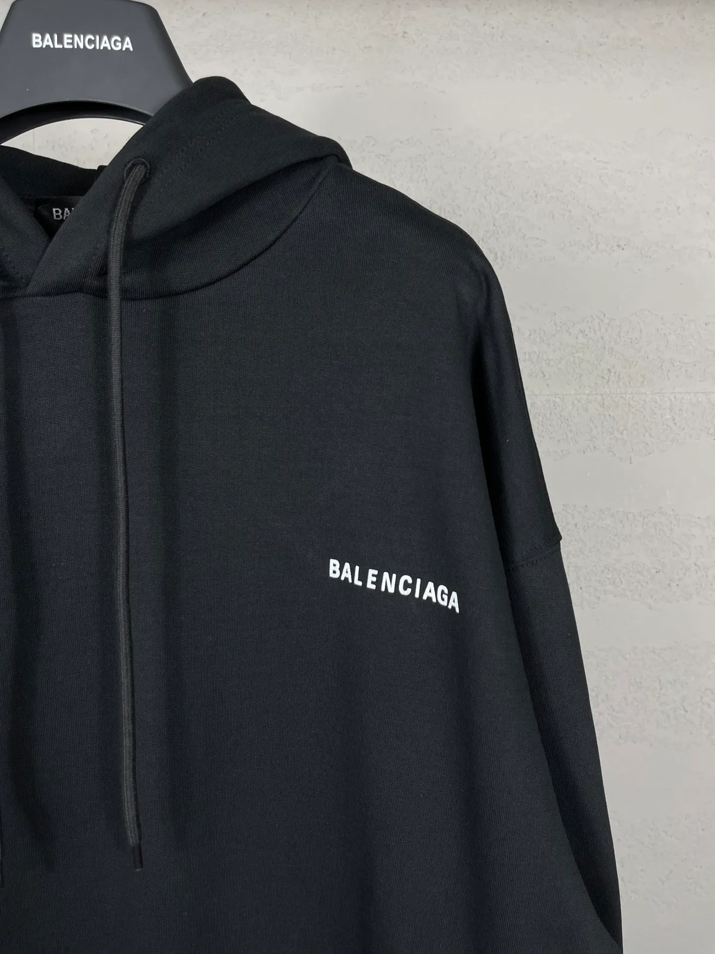 🅿️290 real photos [Top version. Official website quality] BALENCI*GA/Paris#Classic style. Classic letter printed hooded sweatshirt on the front and back. Brick cabinet synchronized. Welcome to compare! The fabric is made of Paris ZP custom-woven and dyed cotton terry sweatshirt. The weight is 450 grams. The cloth surface is clean. The cloth pattern is clear, soft and comfortable. The threads are dyed with no color difference. The classic pattern is printed with environmentally friendly imported materials, precision printing screen, the letters are clear, the effect is three-dimensional, and the brick cabinet is restored. The version adopts OS loose shoulder design. Same style for men and women. Coding: BL238026 Color: black, beige, blue Size: XS S M L