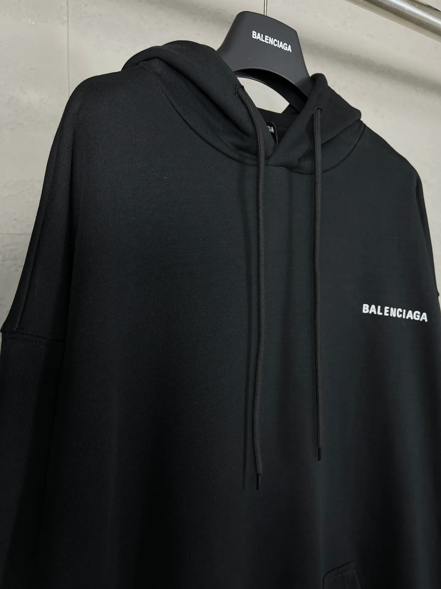 🅿️290 real photos [Top version. Official website quality] BALENCI*GA/Paris#Classic style. Classic letter printed hooded sweatshirt on the front and back. Brick cabinet synchronized. Welcome to compare! The fabric is made of Paris ZP custom-woven and dyed cotton terry sweatshirt. The weight is 450 grams. The cloth surface is clean. The cloth pattern is clear, soft and comfortable. The threads are dyed with no color difference. The classic pattern is printed with environmentally friendly imported materials, precision printing screen, the letters are clear, the effect is three-dimensional, and the brick cabinet is restored. The version adopts OS loose shoulder design. Same style for men and women. Coding: BL238026 Color: black, beige, blue Size: XS S M L
