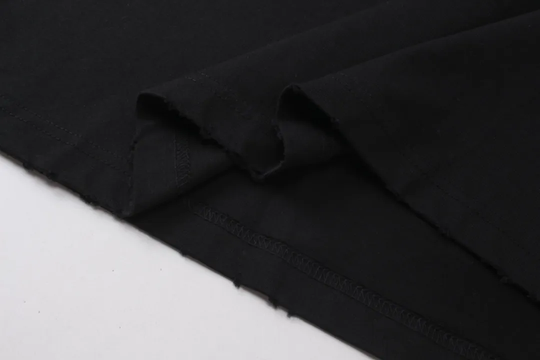 🅿️210 real photos [Top version. Official website quality] BALENCI*GA/Paris BALENCI*GA# New model, double-ring LOGO classic embroidery, water-worn and damaged old long-sleeved T-shirt. Brick cabinet synchronization. Welcome to compare. The fabric is made of Paris ZP custom-woven and dyed 100% cotton double-yarn compact cotton. The weight is 260 grams. The cloth surface is clean. The cloth pattern is clear. It is soft and comfortable. It has good color fastness and is not easy to change color. The threads are woven and dyed with no color difference. The embroidery is done using Tajima embroidery machine, the letters are three-dimensional, the garments are washed, worn and worn, and the goods are made according to the pictures in the Jubie market. Comparisons welcome. Restore brick cabinet. The version adopts OS loose shoulder style. Same style for men and women. Code: BL225057 Color: Black Size: XS S M L