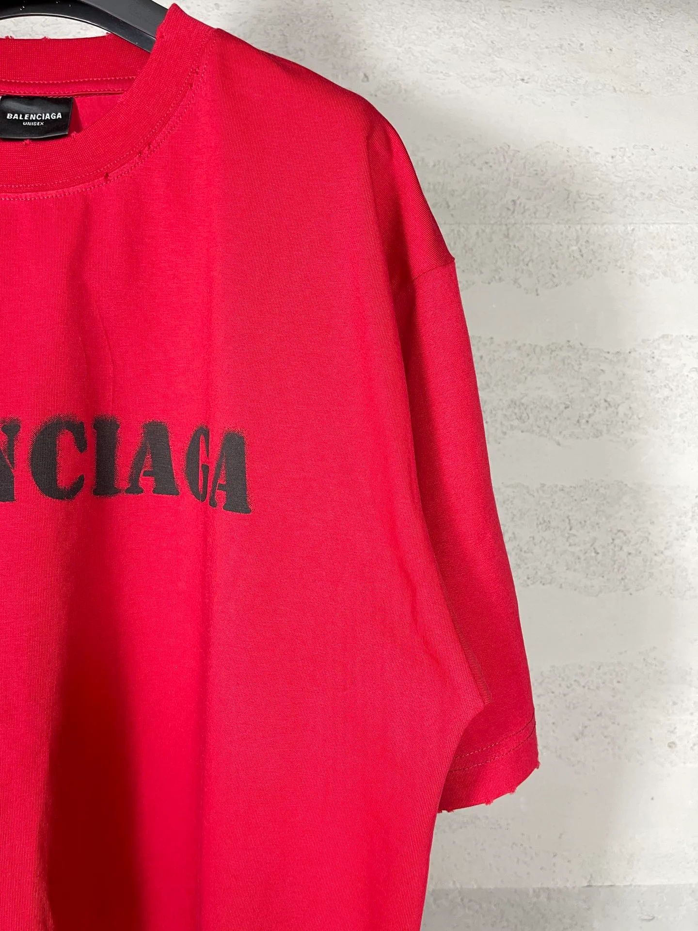 🅿️176 Actual pictures [Top version. Official website quality] BALENCI*GA/Paris. 2024 new letter LOGO printed short-sleeved T-shirt. Brick cabinets are synchronized. Genuine products are developed at the first time, and you can print and compare! The fabric is made of Paris ZP custom-woven and dyed cotton double yarn. Weighing 260 grams, the cloth surface is clean. The cloth pattern is clear, soft and comfortable. The threads are dyed with no color difference. The classic LOGO is printed with environmentally friendly imported materials and dot direct printing technology, with a three-dimensional effect. Restored brick cabinet. Ready-made clothes are worn and distressed, different market currency, welcome to compare, the version adopts OS loose shoulder version. Same style for men and women Coding: BL233315 Color: gray blue, off-white, red Size: XS to L
