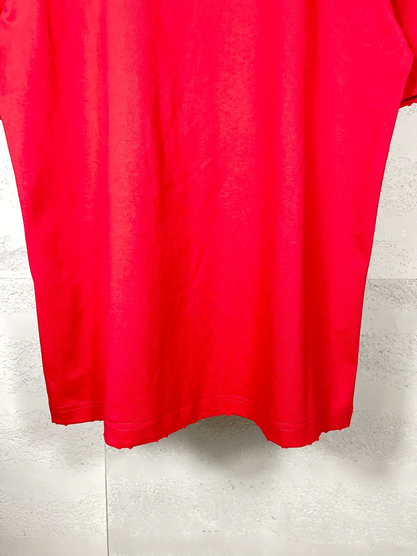 🅿️176 Actual pictures [Top version. Official website quality] BALENCI*GA/Paris. 2024 new letter LOGO printed short-sleeved T-shirt. Brick cabinets are synchronized. Genuine products are developed at the first time, and you can print and compare! The fabric is made of Paris ZP custom-woven and dyed cotton double yarn. Weighing 260 grams, the cloth surface is clean. The cloth pattern is clear, soft and comfortable. The threads are dyed with no color difference. The classic LOGO is printed with environmentally friendly imported materials and dot direct printing technology, with a three-dimensional effect. Restored brick cabinet. Ready-made clothes are worn and distressed, different market currency, welcome to compare, the version adopts OS loose shoulder version. Same style for men and women Coding: BL233315 Color: gray blue, off-white, red Size: XS to L