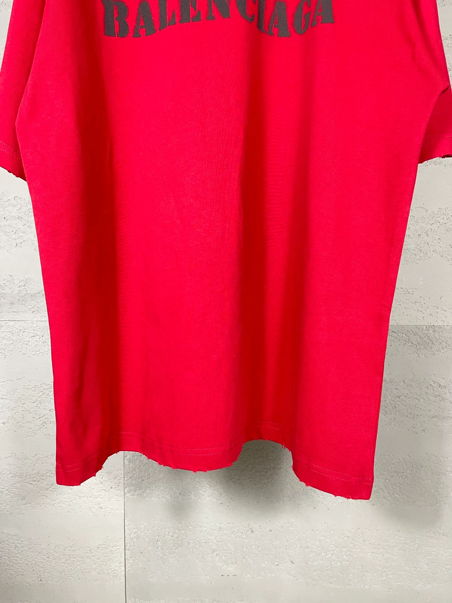 🅿️176 Actual pictures [Top version. Official website quality] BALENCI*GA/Paris. 2024 new letter LOGO printed short-sleeved T-shirt. Brick cabinets are synchronized. Genuine products are developed at the first time, and you can print and compare! The fabric is made of Paris ZP custom-woven and dyed cotton double yarn. Weighing 260 grams, the cloth surface is clean. The cloth pattern is clear, soft and comfortable. The threads are dyed with no color difference. The classic LOGO is printed with environmentally friendly imported materials and dot direct printing technology, with a three-dimensional effect. Restored brick cabinet. Ready-made clothes are worn and distressed, different market currency, welcome to compare, the version adopts OS loose shoulder version. Same style for men and women Coding: BL233315 Color: gray blue, off-white, red Size: XS to L