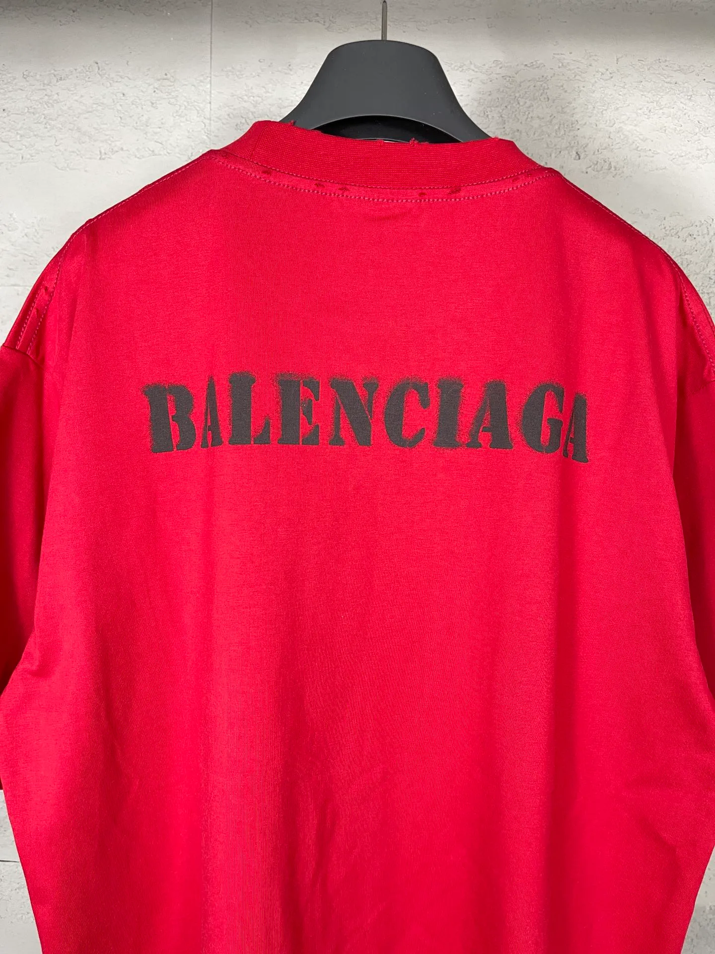 🅿️176 Actual pictures [Top version. Official website quality] BALENCI*GA/Paris. 2024 new letter LOGO printed short-sleeved T-shirt. Brick cabinets are synchronized. Genuine products are developed at the first time, and you can print and compare! The fabric is made of Paris ZP custom-woven and dyed cotton double yarn. Weighing 260 grams, the cloth surface is clean. The cloth pattern is clear, soft and comfortable. The threads are dyed with no color difference. The classic LOGO is printed with environmentally friendly imported materials and dot direct printing technology, with a three-dimensional effect. Restored brick cabinet. Ready-made clothes are worn and distressed, different market currency, welcome to compare, the version adopts OS loose shoulder version. Same style for men and women Coding: BL233315 Color: gray blue, off-white, red Size: XS to L