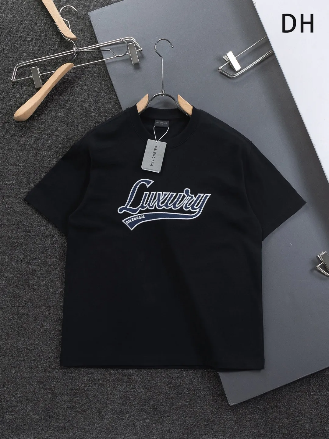 🅿️190 Balenciaga Double BB Slightly wide version S-XL 26ss New Year catwalk hot sale 🔥 New style co-branded Luxury Scrlpt chest patch 🪡 Embroidered logo short-sleeved T-shirt is full of retro flavor. Every new product in Paris is bound to set off a wave of fashion. This one is no exception..🙈🙈Both men and women are super handsome! The os version is not picky at all, and the high-quality products are rare and sold in limited quantities. Balenciaga's new Be different round neck short-sleeved, basic style casual T-shirt, the overall design is simple and fashionable, very elegant and clean. Made of 100% pure cotton fabric, the upper body is soft and comfortable. The details are just right, not exaggerated, and have a sense of design. This T-shirt is a couple style that can be worn by both men and women. It is fashionable, versatile and easy to wear! Color: Black White Size: S MLXL Size chart: S: Shoulder width 45.5 - Bust 52 - Clothing length 70 M: Shoulder width 47 - Bust 54 - Clothing length 72 L: Shoulder width 48.5 - Bust 56 - Clothing length 74 XL: Shoulder width 50 - Bust 58 - Clothing length 76