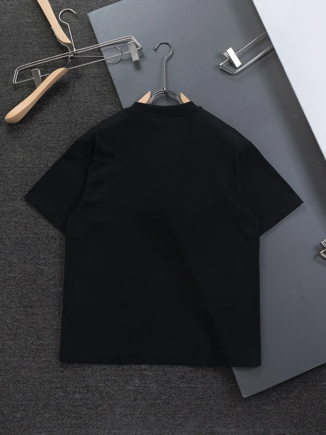 🅿️190 Balenciaga Double BB Slightly wide version S-XL 26ss New Year catwalk hot sale 🔥 New style co-branded Luxury Scrlpt chest patch 🪡 Embroidered logo short-sleeved T-shirt is full of retro flavor. Every new product in Paris is bound to set off a wave of fashion. This one is no exception..🙈🙈Both men and women are super handsome! The os version is not picky at all, and the high-quality products are rare and sold in limited quantities. Balenciaga's new Be different round neck short-sleeved, basic style casual T-shirt, the overall design is simple and fashionable, very elegant and clean. Made of 100% pure cotton fabric, the upper body is soft and comfortable. The details are just right, not exaggerated, and have a sense of design. This T-shirt is a couple style that can be worn by both men and women. It is fashionable, versatile and easy to wear! Color: Black White Size: S MLXL Size chart: S: Shoulder width 45.5 - Bust 52 - Clothing length 70 M: Shoulder width 47 - Bust 54 - Clothing length 72 L: Shoulder width 48.5 - Bust 56 - Clothing length 74 XL: Shoulder width 50 - Bust 58 - Clothing length 76