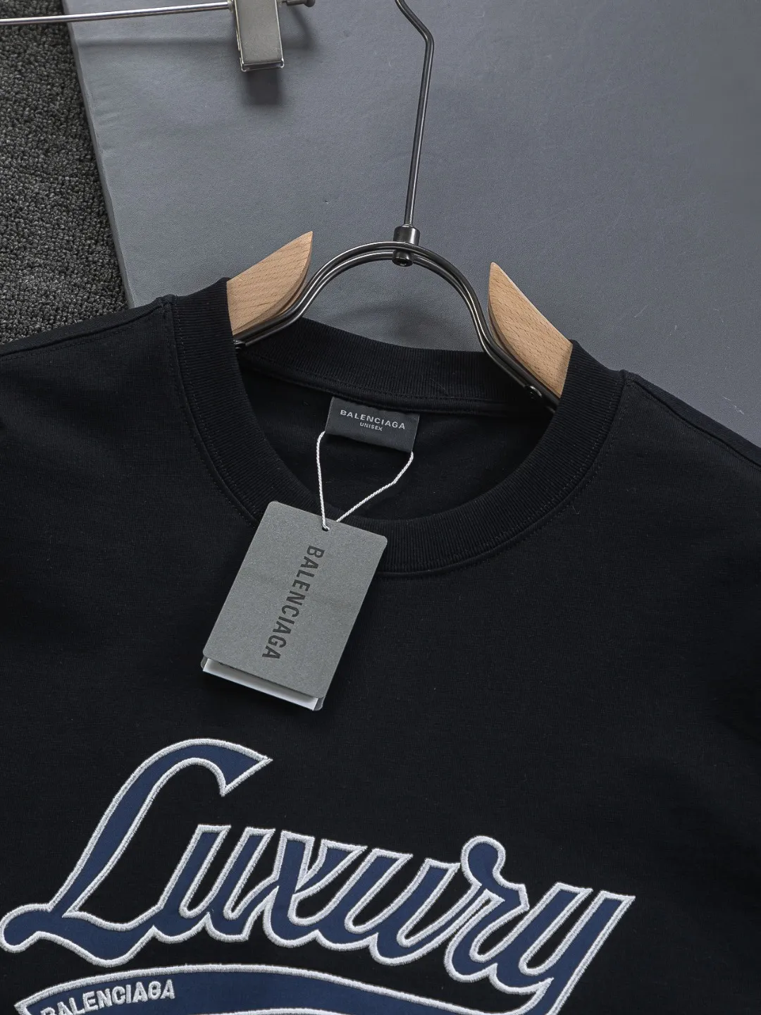 🅿️190 Balenciaga Double BB Slightly wide version S-XL 26ss New Year catwalk hot sale 🔥 New style co-branded Luxury Scrlpt chest patch 🪡 Embroidered logo short-sleeved T-shirt is full of retro flavor. Every new product in Paris is bound to set off a wave of fashion. This one is no exception..🙈🙈Both men and women are super handsome! The os version is not picky at all, and the high-quality products are rare and sold in limited quantities. Balenciaga's new Be different round neck short-sleeved, basic style casual T-shirt, the overall design is simple and fashionable, very elegant and clean. Made of 100% pure cotton fabric, the upper body is soft and comfortable. The details are just right, not exaggerated, and have a sense of design. This T-shirt is a couple style that can be worn by both men and women. It is fashionable, versatile and easy to wear! Color: Black White Size: S MLXL Size chart: S: Shoulder width 45.5 - Bust 52 - Clothing length 70 M: Shoulder width 47 - Bust 54 - Clothing length 72 L: Shoulder width 48.5 - Bust 56 - Clothing length 74 XL: Shoulder width 50 - Bust 58 - Clothing length 76