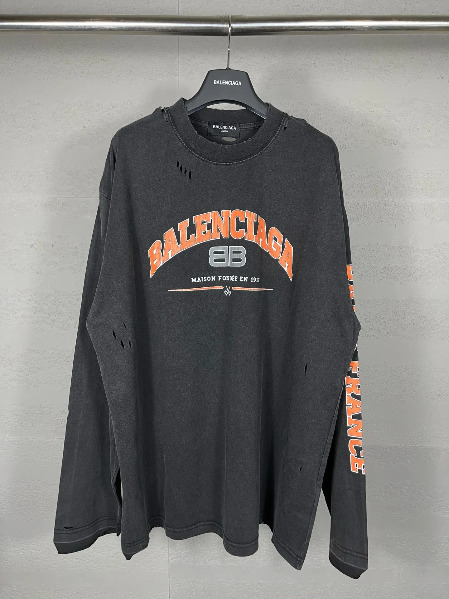 🅿️220 Actual Photos [Top version. Official website quality] BALENCI*GA/Paris. BB scissors LOGO printed ready-to-wear washed and distressed long-sleeved T-shirt. Brick cabinet synchronization. The fabric is made of Paris ZP custom-woven and dyed 100% cotton double yarn compact cotton. The weight is 260 grams, the cloth surface is clean. The cloth pattern is clear, soft and comfortable, and the thread is dyed with no color difference. The classic pattern is printed with environmentally friendly imported materials, straight cracks and cracked glue. Precision printing screen, the letters are clear and the effect is three-dimensional. Restored brick cabinet. The garments were washed and aged, and polished by many hands. Produced by super heavy craftsmanship, different market currencies, welcome to compare, the version adopts OS loose shoulder version. Same style for men and women. Code: BL225019 Color: Washed Black. Size: XS S M L