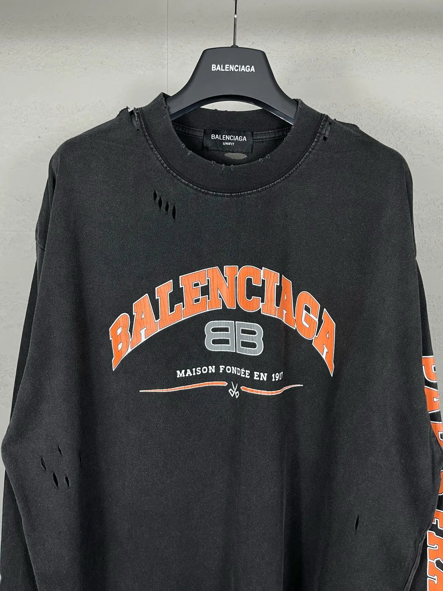 🅿️220 Actual Photos [Top version. Official website quality] BALENCI*GA/Paris. BB scissors LOGO printed ready-to-wear washed and distressed long-sleeved T-shirt. Brick cabinet synchronization. The fabric is made of Paris ZP custom-woven and dyed 100% cotton double yarn compact cotton. The weight is 260 grams, the cloth surface is clean. The cloth pattern is clear, soft and comfortable, and the thread is dyed with no color difference. The classic pattern is printed with environmentally friendly imported materials, straight cracks and cracked glue. Precision printing screen, the letters are clear and the effect is three-dimensional. Restored brick cabinet. The garments were washed and aged, and polished by many hands. Produced by super heavy craftsmanship, different market currencies, welcome to compare, the version adopts OS loose shoulder version. Same style for men and women. Code: BL225019 Color: Washed Black. Size: XS S M L