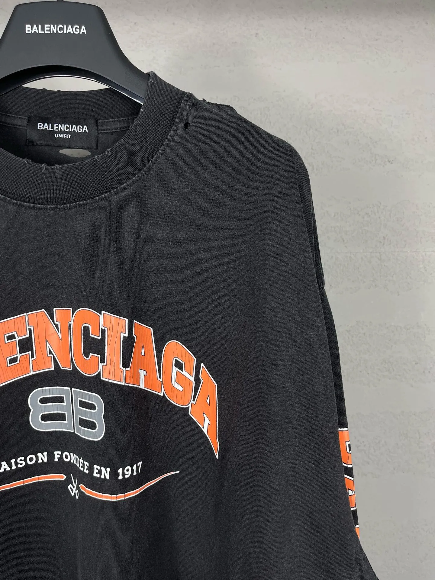 🅿️220 Actual Photos [Top version. Official website quality] BALENCI*GA/Paris. BB scissors LOGO printed ready-to-wear washed and distressed long-sleeved T-shirt. Brick cabinet synchronization. The fabric is made of Paris ZP custom-woven and dyed 100% cotton double yarn compact cotton. The weight is 260 grams, the cloth surface is clean. The cloth pattern is clear, soft and comfortable, and the thread is dyed with no color difference. The classic pattern is printed with environmentally friendly imported materials, straight cracks and cracked glue. Precision printing screen, the letters are clear and the effect is three-dimensional. Restored brick cabinet. The garments were washed and aged, and polished by many hands. Produced by super heavy craftsmanship, different market currencies, welcome to compare, the version adopts OS loose shoulder version. Same style for men and women. Code: BL225019 Color: Washed Black. Size: XS S M L