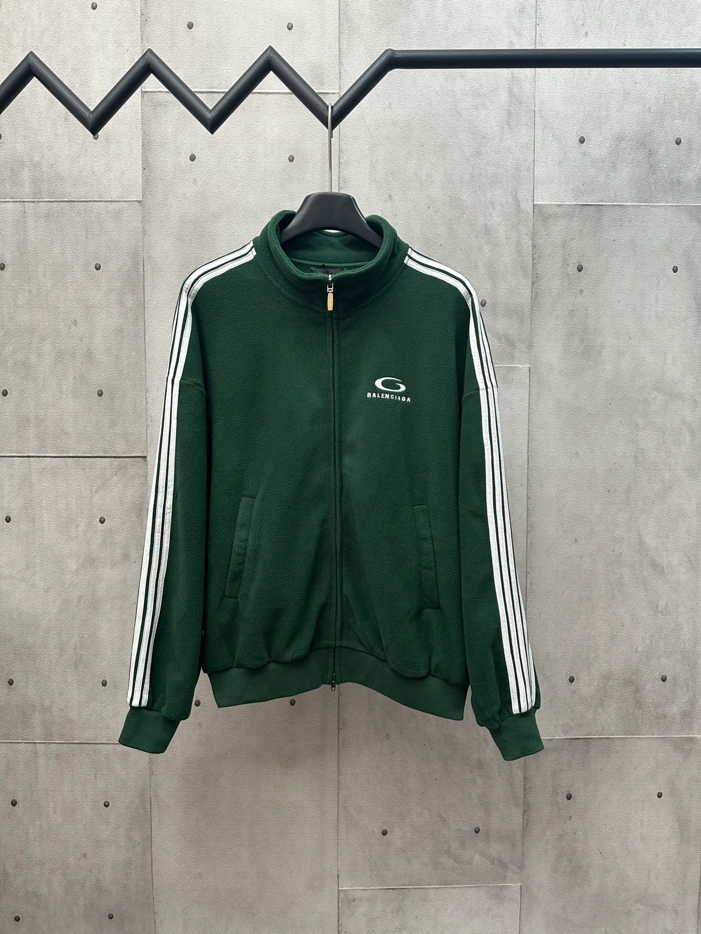 🅿️500 BALENCIAGA 25FW Autumn and Winter stand-up collar silhouette tailoring jacket Customized fleece fabric Small brand logo label embroidery on the front Large logo pattern on the back White webbing embellishment on the side of the sleeves Knitted rib sleeves and hem Diagonal pockets Simple design style Loose fit Uniform for men and women Size: S M L XL