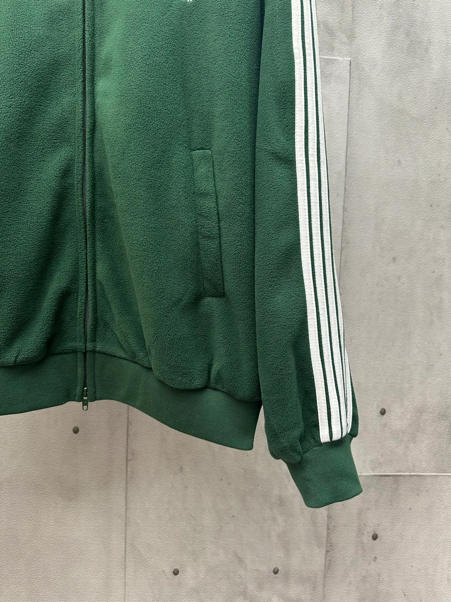 🅿️500 BALENCIAGA 25FW Autumn and Winter stand-up collar silhouette tailoring jacket Customized fleece fabric Small brand logo label embroidery on the front Large logo pattern on the back White webbing embellishment on the side of the sleeves Knitted rib sleeves and hem Diagonal pockets Simple design style Loose fit Uniform for men and women Size: S M L XL