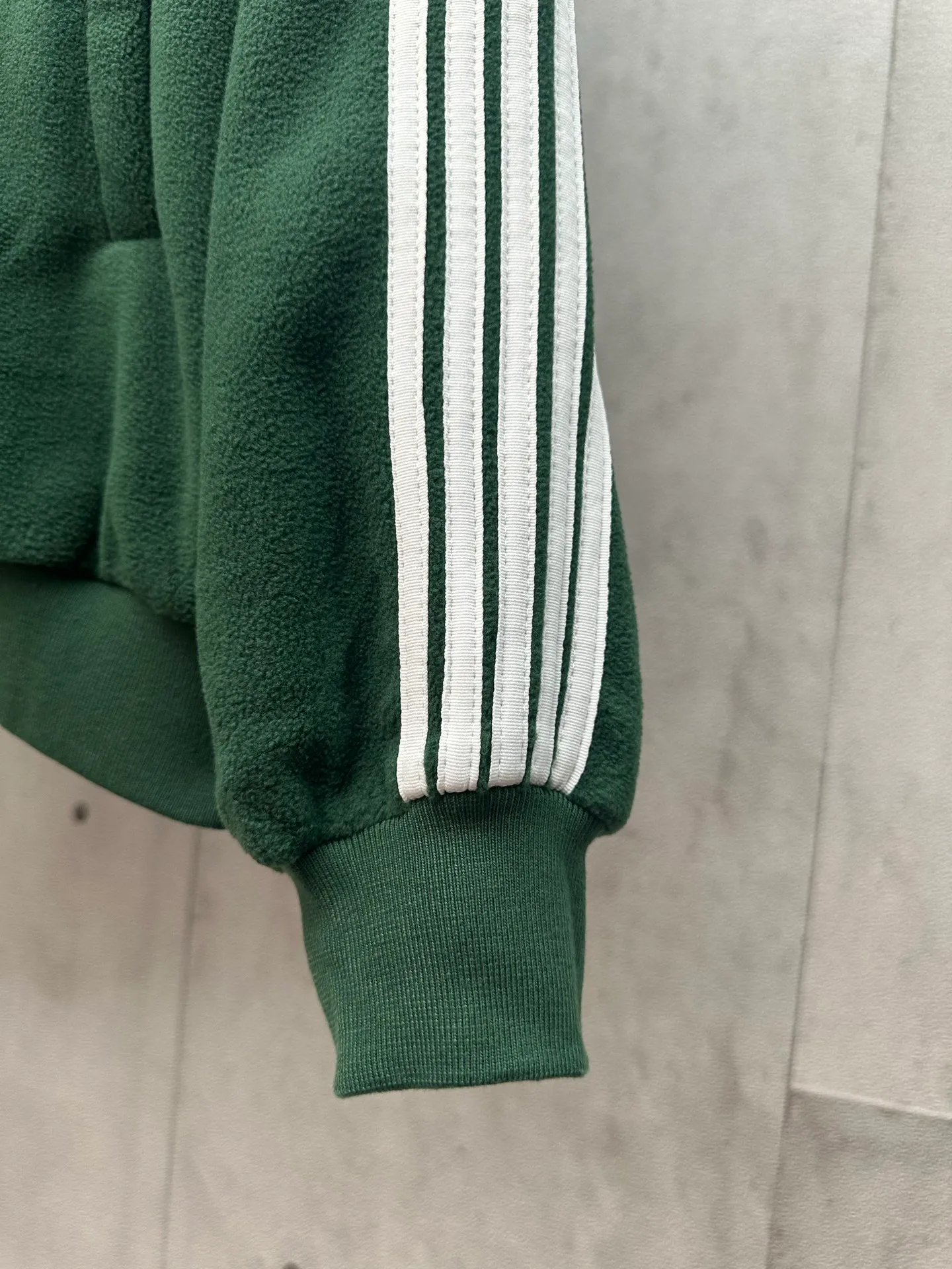 🅿️500 BALENCIAGA 25FW Autumn and Winter stand-up collar silhouette tailoring jacket Customized fleece fabric Small brand logo label embroidery on the front Large logo pattern on the back White webbing embellishment on the side of the sleeves Knitted rib sleeves and hem Diagonal pockets Simple design style Loose fit Uniform for men and women Size: S M L XL