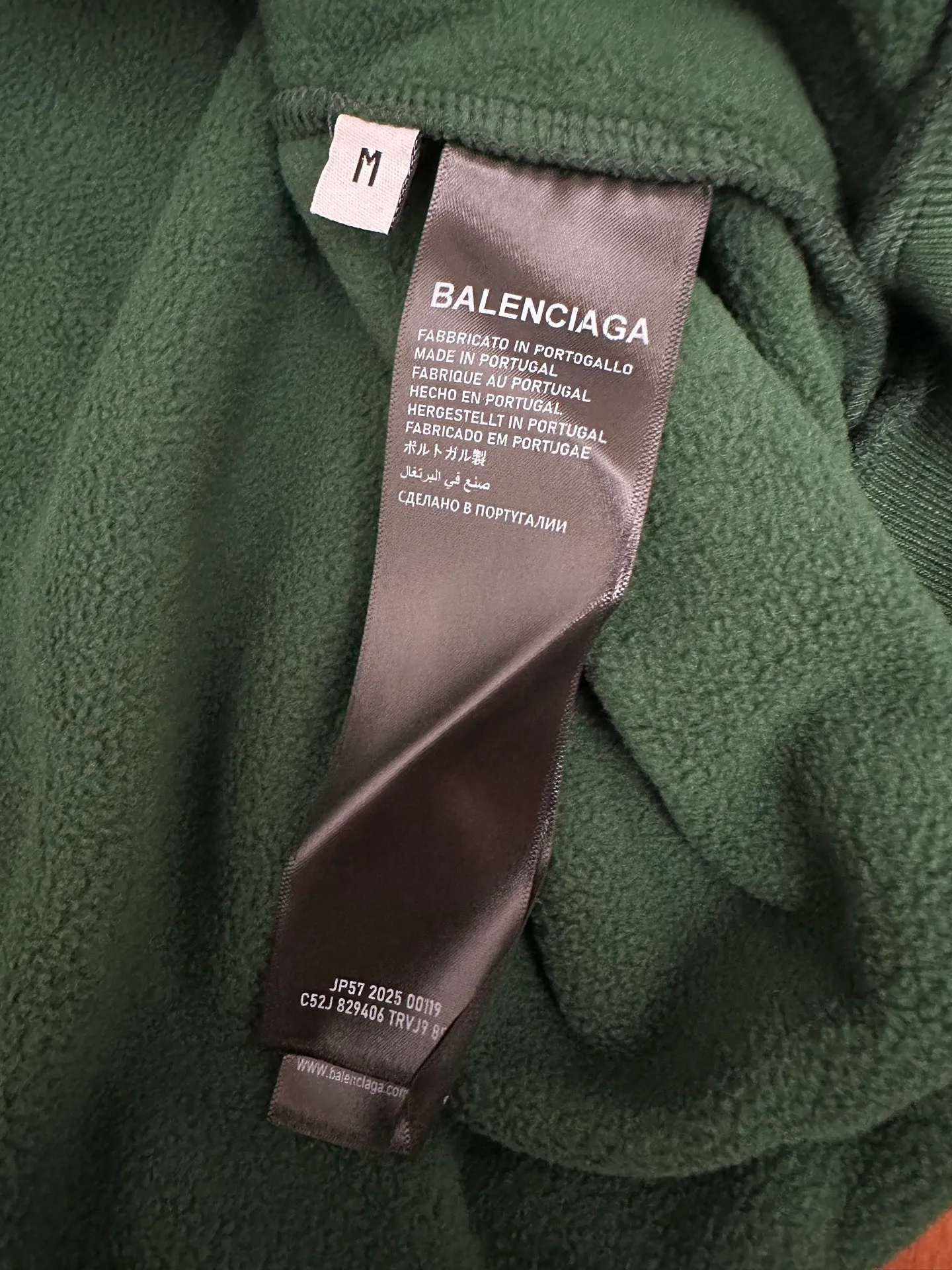 🅿️500 BALENCIAGA 25FW Autumn and Winter stand-up collar silhouette tailoring jacket Customized fleece fabric Small brand logo label embroidery on the front Large logo pattern on the back White webbing embellishment on the side of the sleeves Knitted rib sleeves and hem Diagonal pockets Simple design style Loose fit Uniform for men and women Size: S M L XL