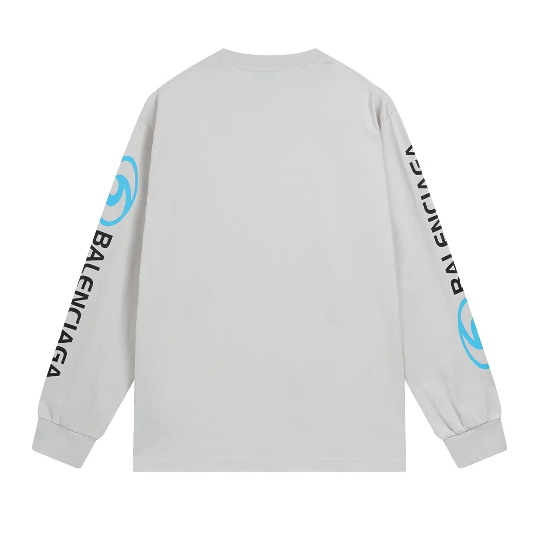 🅿️220 real photos [Top version. Official website quality] BALENCI*GA/Paris. 2024 new model. Paris surf pattern letter printing straight split long-sleeved T-shirt, brick cabinet synchronization. Genuine product developed at the first time, happy to print and compare! The fabric is made of Paris ZP custom-woven and dyed cotton double yarn. Weighing 260 grams, the cloth surface is clean. The cloth pattern is clear, soft and comfortable. The threads are dyed with no color difference. The classic LOGO is printed using environmentally friendly imported materials with clear pattern letters and a three-dimensional effect. Restored brick cabinet. Ready-made garments are washed, worn and distressed. Different market currency. Welcome to compare. The version adopts OS loose shoulder style. Same style for men and women. Code: BL225033 Color: gray blue, apricot, size: XS S M L