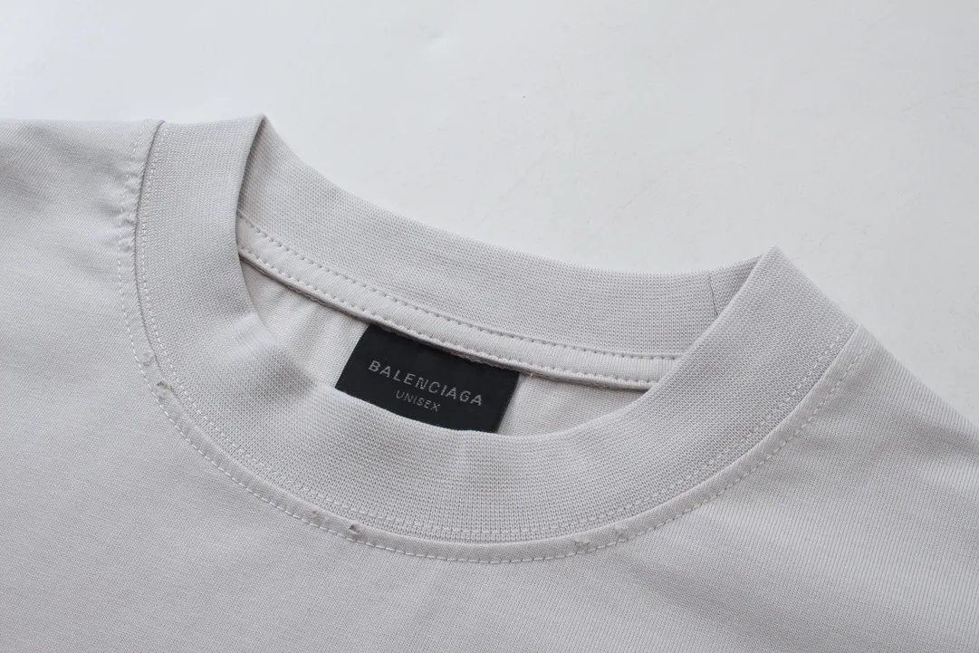 🅿️220 real photos [Top version. Official website quality] BALENCI*GA/Paris. 2024 new model. Paris surf pattern letter printing straight split long-sleeved T-shirt, brick cabinet synchronization. Genuine product developed at the first time, happy to print and compare! The fabric is made of Paris ZP custom-woven and dyed cotton double yarn. Weighing 260 grams, the cloth surface is clean. The cloth pattern is clear, soft and comfortable. The threads are dyed with no color difference. The classic LOGO is printed using environmentally friendly imported materials with clear pattern letters and a three-dimensional effect. Restored brick cabinet. Ready-made garments are washed, worn and distressed. Different market currency. Welcome to compare. The version adopts OS loose shoulder style. Same style for men and women. Code: BL225033 Color: gray blue, apricot, size: XS S M L