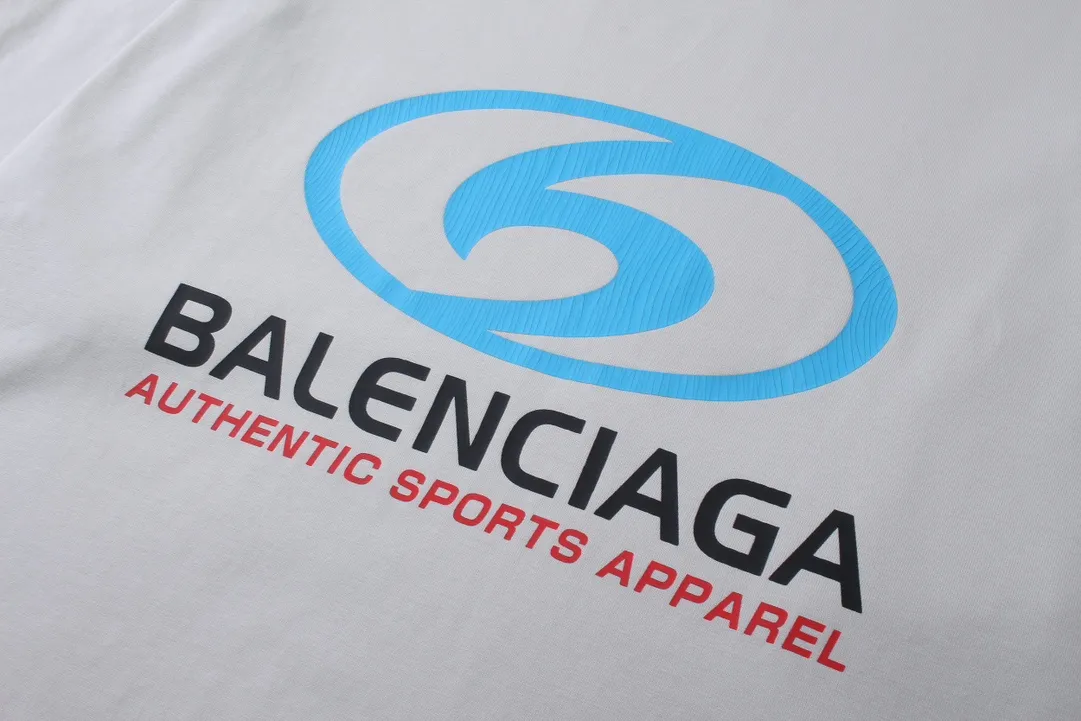 🅿️220 real photos [Top version. Official website quality] BALENCI*GA/Paris. 2024 new model. Paris surf pattern letter printing straight split long-sleeved T-shirt, brick cabinet synchronization. Genuine product developed at the first time, happy to print and compare! The fabric is made of Paris ZP custom-woven and dyed cotton double yarn. Weighing 260 grams, the cloth surface is clean. The cloth pattern is clear, soft and comfortable. The threads are dyed with no color difference. The classic LOGO is printed using environmentally friendly imported materials with clear pattern letters and a three-dimensional effect. Restored brick cabinet. Ready-made garments are washed, worn and distressed. Different market currency. Welcome to compare. The version adopts OS loose shoulder style. Same style for men and women. Code: BL225033 Color: gray blue, apricot, size: XS S M L