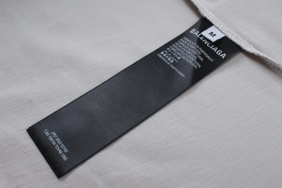 🅿️220 real photos [Top version. Official website quality] BALENCI*GA/Paris. 2024 new model. Paris surf pattern letter printing straight split long-sleeved T-shirt, brick cabinet synchronization. Genuine product developed at the first time, happy to print and compare! The fabric is made of Paris ZP custom-woven and dyed cotton double yarn. Weighing 260 grams, the cloth surface is clean. The cloth pattern is clear, soft and comfortable. The threads are dyed with no color difference. The classic LOGO is printed using environmentally friendly imported materials with clear pattern letters and a three-dimensional effect. Restored brick cabinet. Ready-made garments are washed, worn and distressed. Different market currency. Welcome to compare. The version adopts OS loose shoulder style. Same style for men and women. Code: BL225033 Color: gray blue, apricot, size: XS S M L