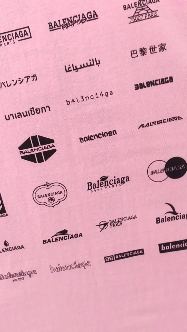 Real shot video on the back - the top version of Balenciaga BALENCIAGA is fully printed with LOGO slogans. The same style pure cotton loose short-sleeved T-shirt for male and female couples stars. Balenciaga was founded by Cristobal Balenciaga, a great genius designer known as the representative of the 20th century. For more than half a century since the brand was founded, Balenciaga has been famous in the fashion industry for its fashion and elegance. You can find any of your favorite logos on the front and back of this piece, Ness.  The front and rear printing uses low-coverage screen printing technology, and the glue is imported. The printing is very delicate, and the scratched out problems are very clear and there are no burrs. The fabric is made of 280g double-ply double-yarn pure cotton loose fabric, which is loose and breathable, has good drying effect, full drape and skin toning. Color: Black White Pink Size: XS-L P:240