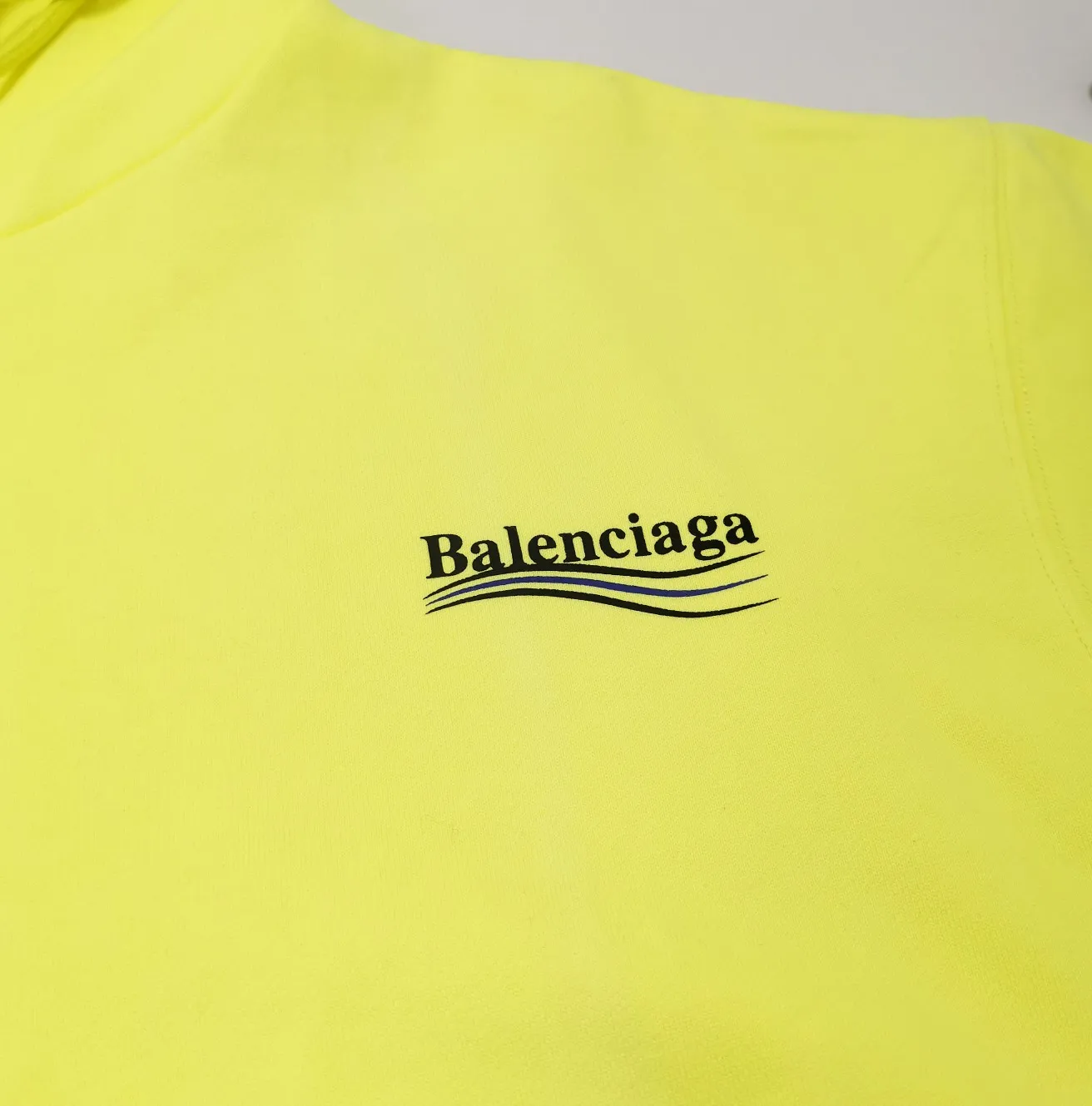 [New color] Certified Balenciaga BALENCIAGA Classic Coke Wave Print Hooded Sweatshirt ZP original version developed 1:1 customized accessories packaging (including Logo Sydney paper + new main mark + washing + hang tag) The entire sweatshirt is made of 460g pure cotton large terry, and the wet weight can reach 490, which is full of thickness The printing uses the Israeli Kornit digital direct-injection process. The dye is added with 0.028 granular nano-plastics. When sprayed on the fabric, it has strong adhesion and is not afraid of strong washing and exposure (it is recommended to take care of the clothes), ensuring that the printing will not fall off after wearing. Customized washing, labeling, accessories, and hardware can reach professional standards. Whole piece of clothing, hat string, thread, fabric, produced in the same vat, 0 color difference, color: fluorescent yellow (custom dyed in vat), size: XS-L P:510