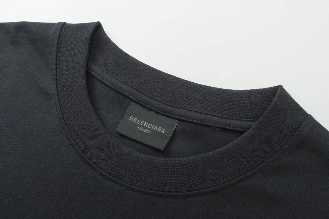 🅿️170 Detailed Pictures [Top version. Official website quality] BALENCI*GA/Paris. 2024 new style. New LOGO printed short-sleeved T-shirt, synchronized with brick cabinet. Genuine product developed at the first time, happy to print and compare! The fabric is made of Paris ZP custom-woven and dyed cotton double yarn. Weighing 260 grams, the cloth surface is clean. The cloth pattern is clear, soft and comfortable. The threads are dyed with no color difference. The classic LOGO is printed using environmentally friendly imported materials, with clear letters and a three-dimensional effect. Restore the brick cabinet. Welcome to compare, the version adopts the OS loose shoulder version. Same style for men and women Coding: BL233316 Color: gray blue, white Size: XS to L