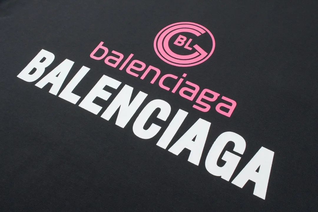 🅿️170 Detailed Pictures [Top version. Official website quality] BALENCI*GA/Paris. 2024 new style. New LOGO printed short-sleeved T-shirt, synchronized with brick cabinet. Genuine product developed at the first time, happy to print and compare! The fabric is made of Paris ZP custom-woven and dyed cotton double yarn. Weighing 260 grams, the cloth surface is clean. The cloth pattern is clear, soft and comfortable. The threads are dyed with no color difference. The classic LOGO is printed using environmentally friendly imported materials, with clear letters and a three-dimensional effect. Restore the brick cabinet. Welcome to compare, the version adopts the OS loose shoulder version. Same style for men and women Coding: BL233316 Color: gray blue, white Size: XS to L