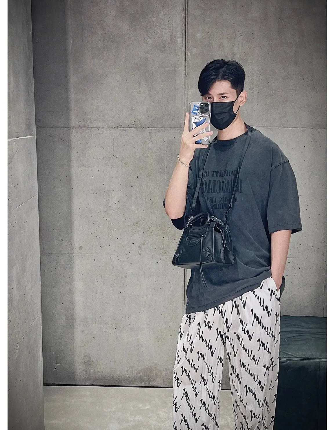 ♻️💯Upper body reference model picture❤️The top tested version BALENCIAGA's new design team printed the same style short-sleeved T-shirts for male and female couples stars. It uses high-coverage screen water slurry technology, and then prints after washing. Ready-made garments are washed, fried snowflakes and sanded. The scrap rate is very high. Full of craftsmanship. 32S 280g double-ply double yarn pure cotton fabric. Ready-made garments are shaped and washed! Full of drape. Accessories: Butter paper with logo, three-label synchronous official website Size: XS-L Color: Washed black P:280