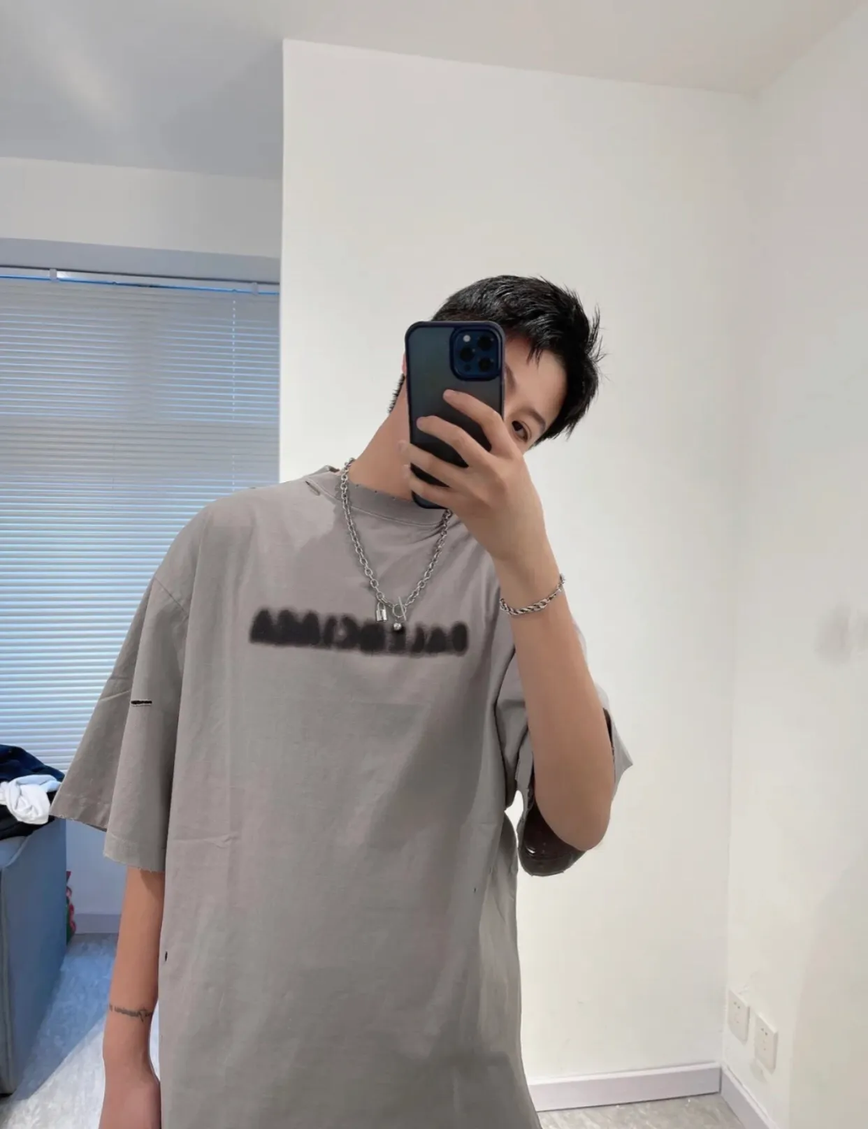 ♻️💯Upper body reference model picture❤️[Top tested version] Balenciaga BALENCIAGA 22S early spring new fashion hole phantom mosaic blurred letters loose short-sleeved T-shirt for men and women The original custom-made 230g 32-count double-ply fabric has extremely high fabric density. The chest is printed with digital direct injection, which creates a blurry mathematical pattern with a dizzy effect. It restores the hazy gradient phantom printing of the English "Balenciaga" on the chest without any difference. The intercalated gray is a yarn-dyed fabric, and the yarn is dyed first and then woven. Feel free to compare.  The fabric necklines are all artificially drilled and distressed by hand. There are laser holes on the chest and back to ensure that the fabric will not wrinkle or deform when holes are made.  Size: XS-L P: 250