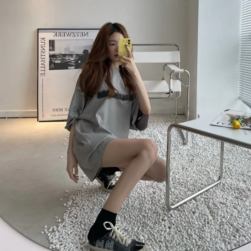 ♻️💯Upper body reference model picture❤️[Top tested version] Balenciaga BALENCIAGA 22S early spring new fashion hole phantom mosaic blurred letters loose short-sleeved T-shirt for men and women The original custom-made 230g 32-count double-ply fabric has extremely high fabric density. The chest is printed with digital direct injection, which creates a blurry mathematical pattern with a dizzy effect. It restores the hazy gradient phantom printing of the English "Balenciaga" on the chest without any difference. The intercalated gray is a yarn-dyed fabric, and the yarn is dyed first and then woven. Feel free to compare.  The fabric necklines are all artificially drilled and distressed by hand. There are laser holes on the chest and back to ensure that the fabric will not wrinkle or deform when holes are made.  Size: XS-L P: 250