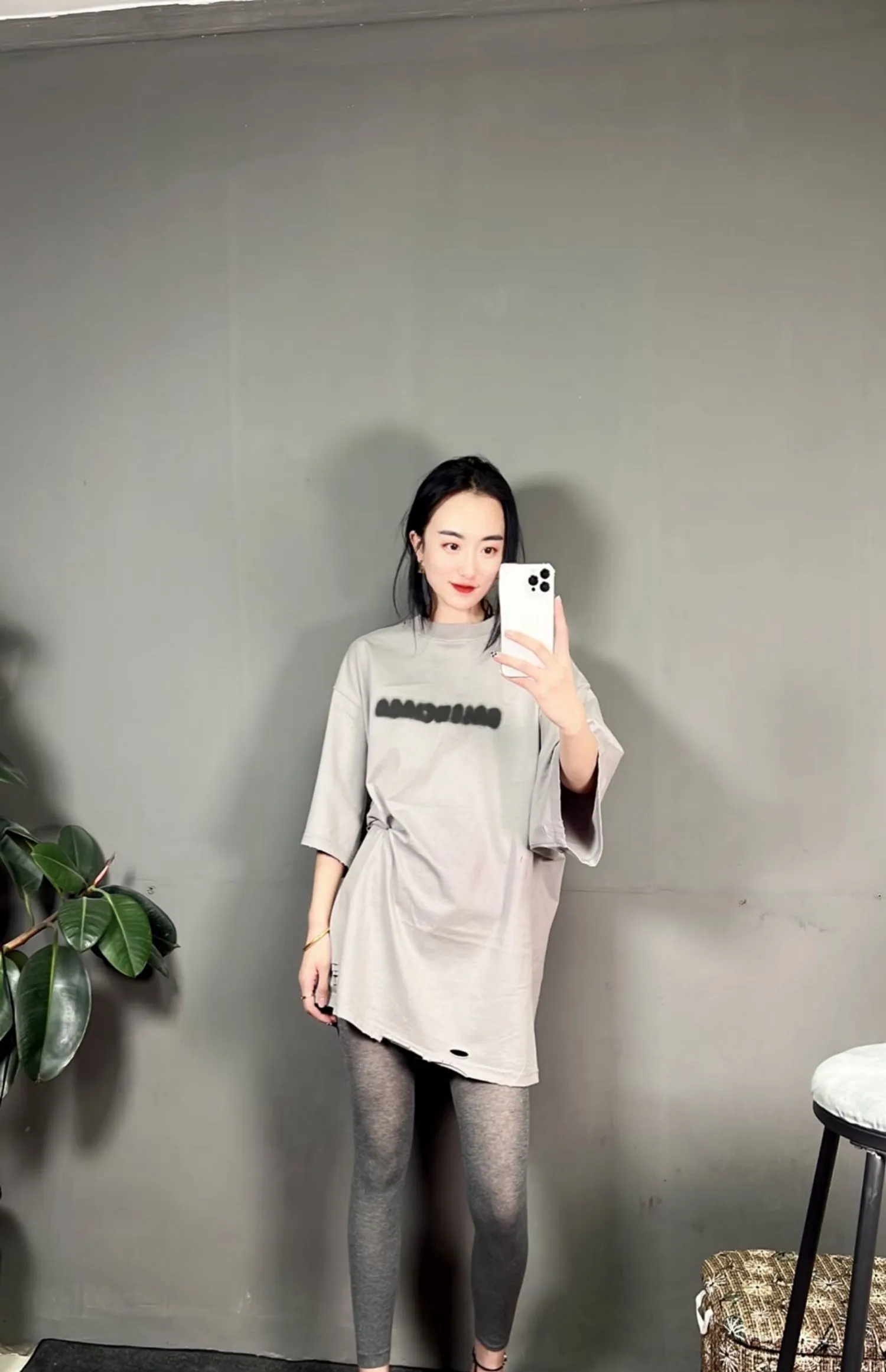 ♻️💯Upper body reference model picture❤️[Top tested version] Balenciaga BALENCIAGA 22S early spring new fashion hole phantom mosaic blurred letters loose short-sleeved T-shirt for men and women The original custom-made 230g 32-count double-ply fabric has extremely high fabric density. The chest is printed with digital direct injection, which creates a blurry mathematical pattern with a dizzy effect. It restores the hazy gradient phantom printing of the English "Balenciaga" on the chest without any difference. The intercalated gray is a yarn-dyed fabric, and the yarn is dyed first and then woven. Feel free to compare.  The fabric necklines are all artificially drilled and distressed by hand. There are laser holes on the chest and back to ensure that the fabric will not wrinkle or deform when holes are made.  Size: XS-L P: 250