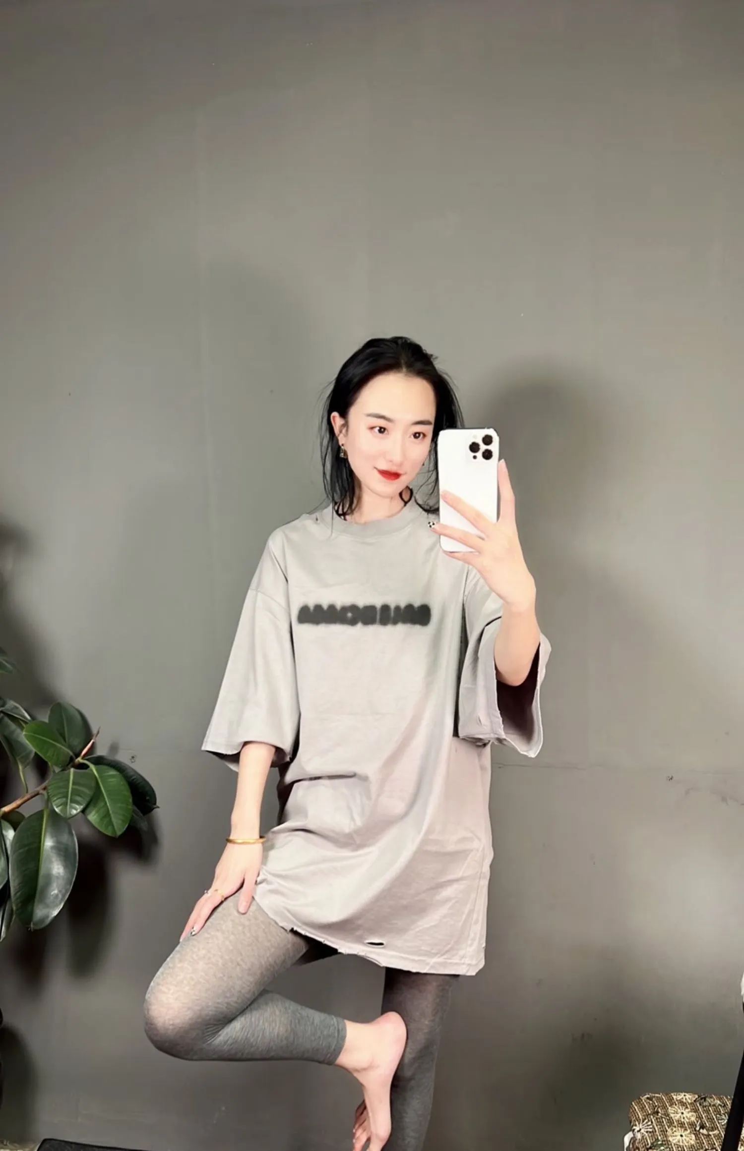 ♻️💯Upper body reference model picture❤️[Top tested version] Balenciaga BALENCIAGA 22S early spring new fashion hole phantom mosaic blurred letters loose short-sleeved T-shirt for men and women The original custom-made 230g 32-count double-ply fabric has extremely high fabric density. The chest is printed with digital direct injection, which creates a blurry mathematical pattern with a dizzy effect. It restores the hazy gradient phantom printing of the English "Balenciaga" on the chest without any difference. The intercalated gray is a yarn-dyed fabric, and the yarn is dyed first and then woven. Feel free to compare.  The fabric necklines are all artificially drilled and distressed by hand. There are laser holes on the chest and back to ensure that the fabric will not wrinkle or deform when holes are made.  Size: XS-L P: 250