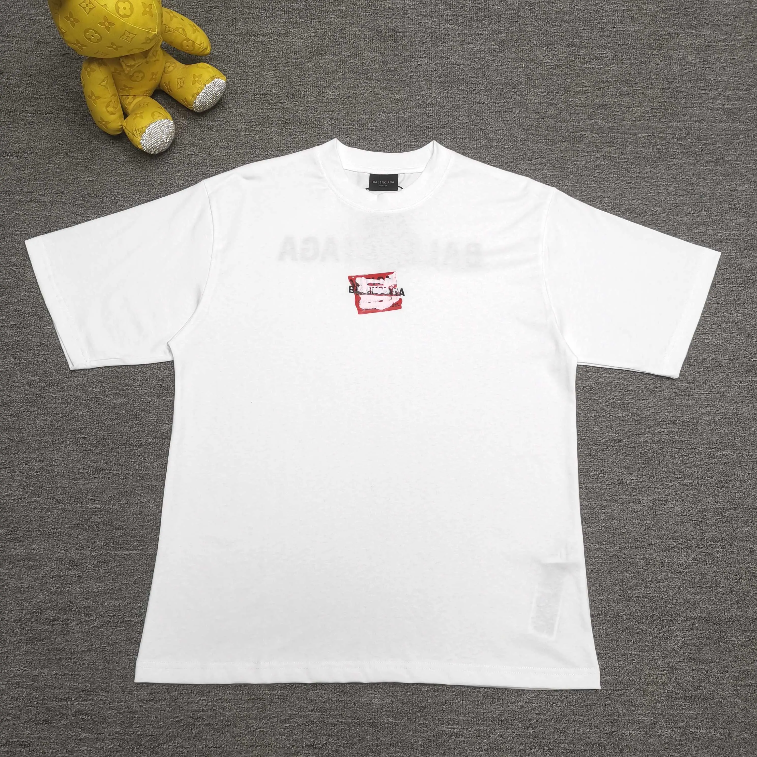 Top version ❤️BALENCI*GA/Paris #2025 new style, front and back letter LOGO embroidered tape taped short-sleeved T-shirt, full of design. Welcome to compare. The fabric is made of Paris ZP custom-woven and dyed cotton double yarn, with a weight of 260 grams. The cloth surface is clean. The cloth pattern is clear, soft and comfortable. The threads are dyed with no color difference. The classic letter LOGO is embroidered with imported Tajima embroidery machine. The tape is stamped with imported transparent glue. The effect is three-dimensional. Restore brick cabinets, adopt OS loose shoulder style. Color: black, sky blue, white Size: XS S M L P280