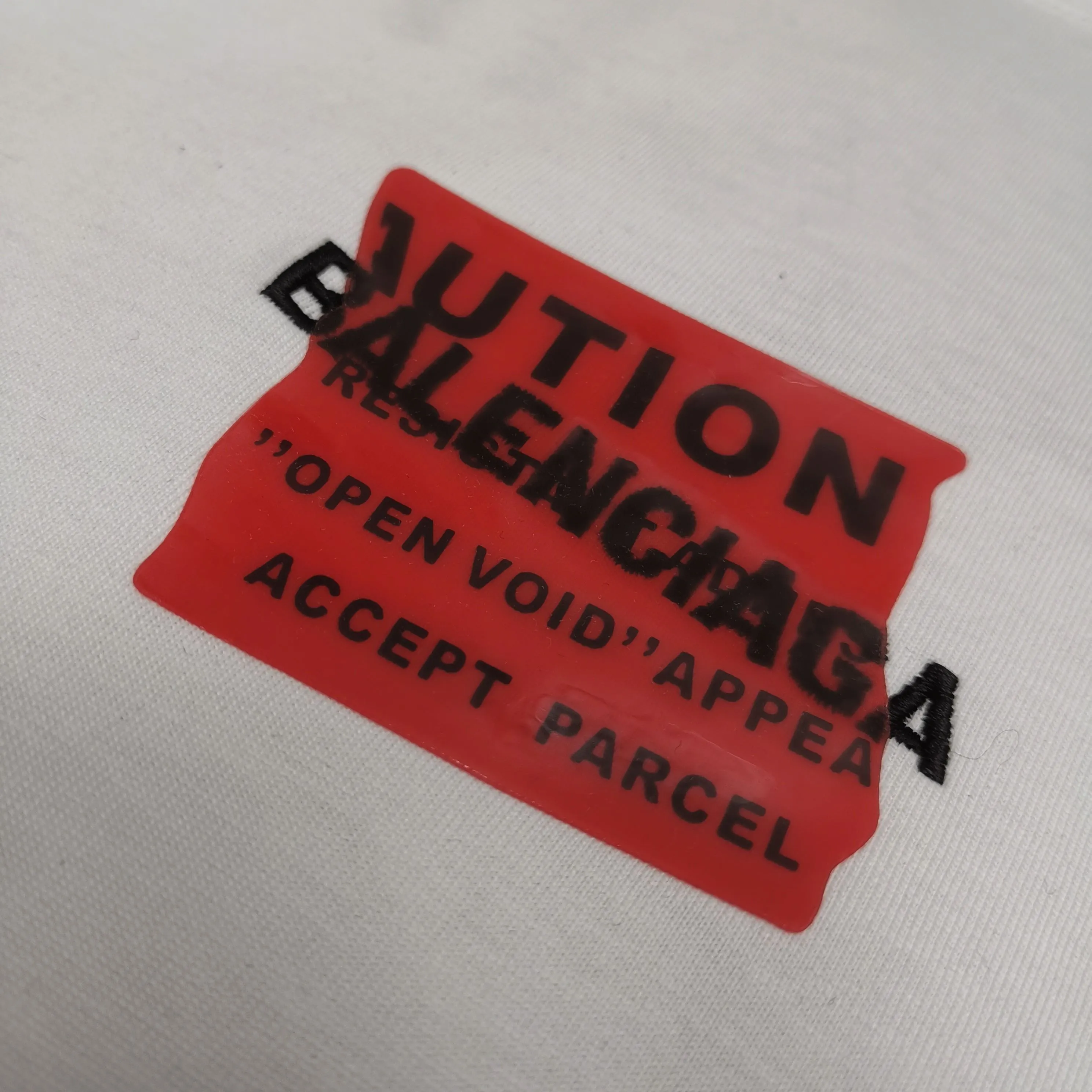 Top version ❤️BALENCI*GA/Paris #2025 new style, front and back letter LOGO embroidered tape taped short-sleeved T-shirt, full of design. Welcome to compare. The fabric is made of Paris ZP custom-woven and dyed cotton double yarn, with a weight of 260 grams. The cloth surface is clean. The cloth pattern is clear, soft and comfortable. The threads are dyed with no color difference. The classic letter LOGO is embroidered with imported Tajima embroidery machine. The tape is stamped with imported transparent glue. The effect is three-dimensional. Restore brick cabinets, adopt OS loose shoulder style. Color: black, sky blue, white Size: XS S M L P280